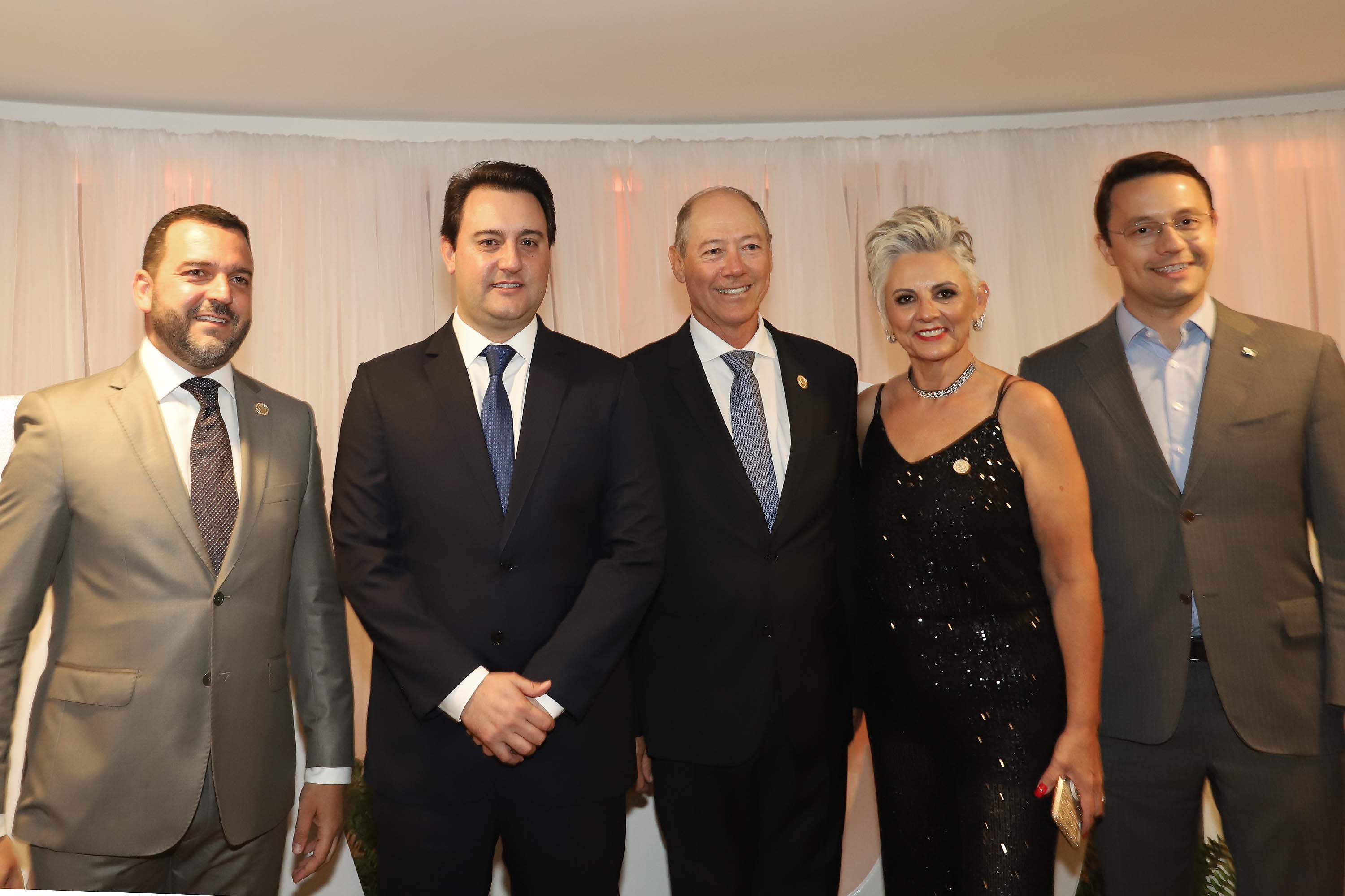 O governador Carlos Massa Ratinho Junior participa da posse de Camilo Turmina, novo presidente da Associação Comercial do Paraná. Presentes: Glaucio Geara, ex-presidente da ACP; os ex-governadores: Mario Pereira; Orlando Pessuti; e Cida Borghetti; vice- governador Darci Piana; o prefeito de Curitiba, Rafael Greca; entre outros.
Curitiba, 05-03-20.
Foto: Arnaldo Alves / AEN.