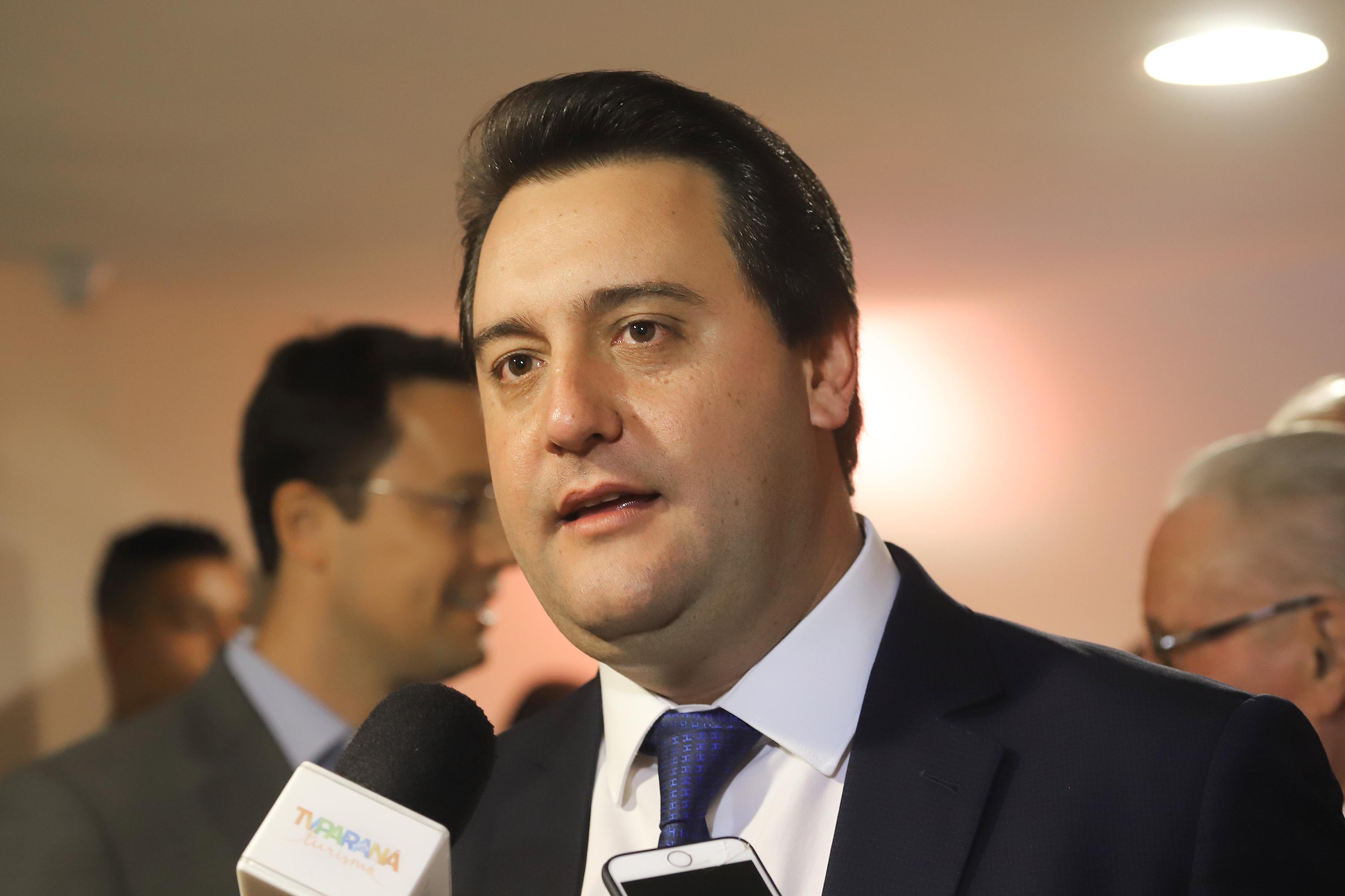 O governador Carlos Massa Ratinho Junior participa da posse de Camilo Turmina, novo presidente da Associação Comercial do Paraná. Presentes: Glaucio Geara, ex-presidente da ACP; os ex-governadores: Mario Pereira; Orlando Pessuti; e Cida Borghetti; vice- governador Darci Piana; o prefeito de Curitiba, Rafael Greca; entre outros.
Curitiba, 05-03-20.
Foto: Arnaldo Alves / AEN.