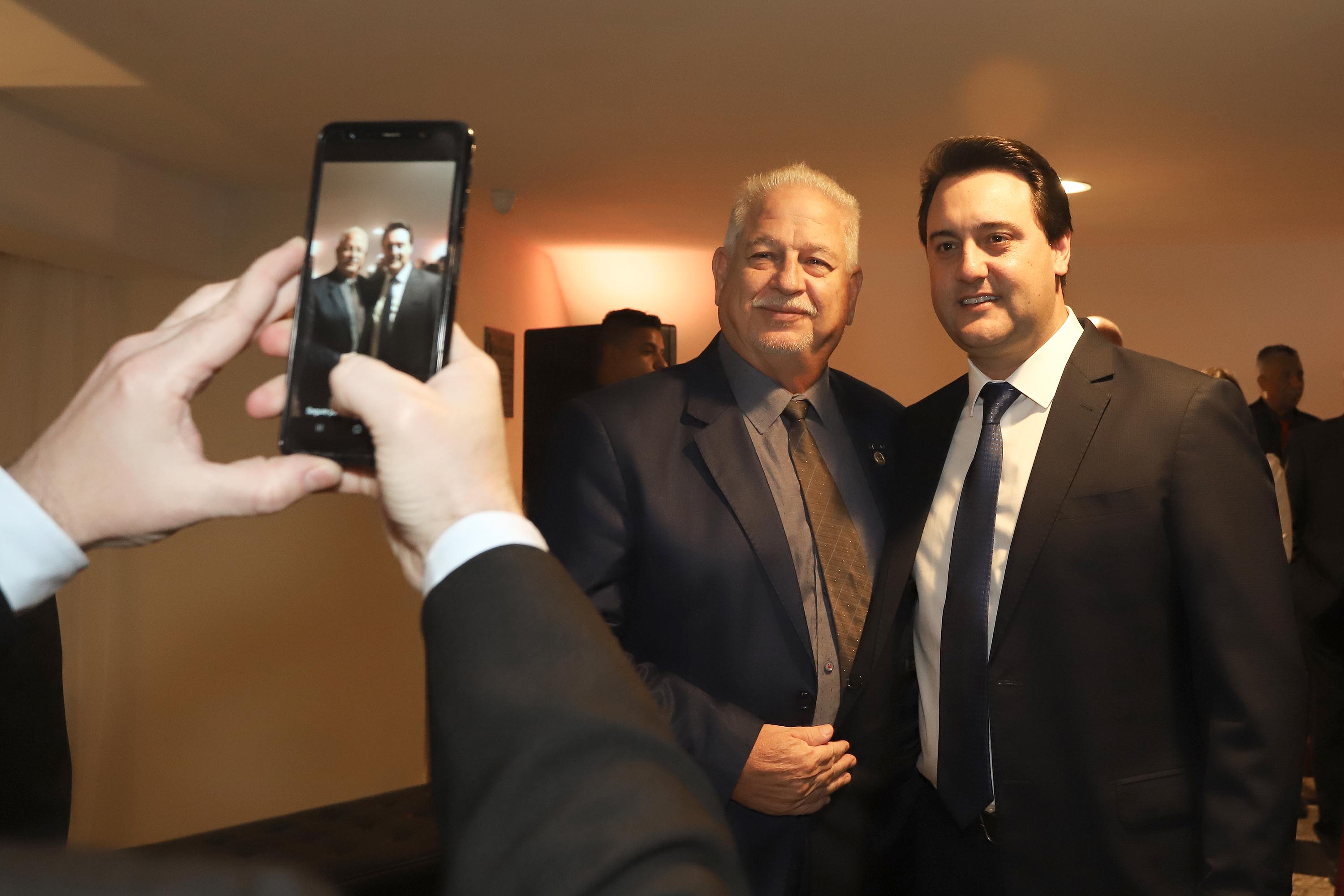 O governador Carlos Massa Ratinho Junior participa da posse de Camilo Turmina, novo presidente da Associação Comercial do Paraná. Presentes: Glaucio Geara, ex-presidente da ACP; os ex-governadores: Mario Pereira; Orlando Pessuti; e Cida Borghetti; vice- governador Darci Piana; o prefeito de Curitiba, Rafael Greca; entre outros.
Curitiba, 05-03-20.
Foto: Arnaldo Alves / AEN.