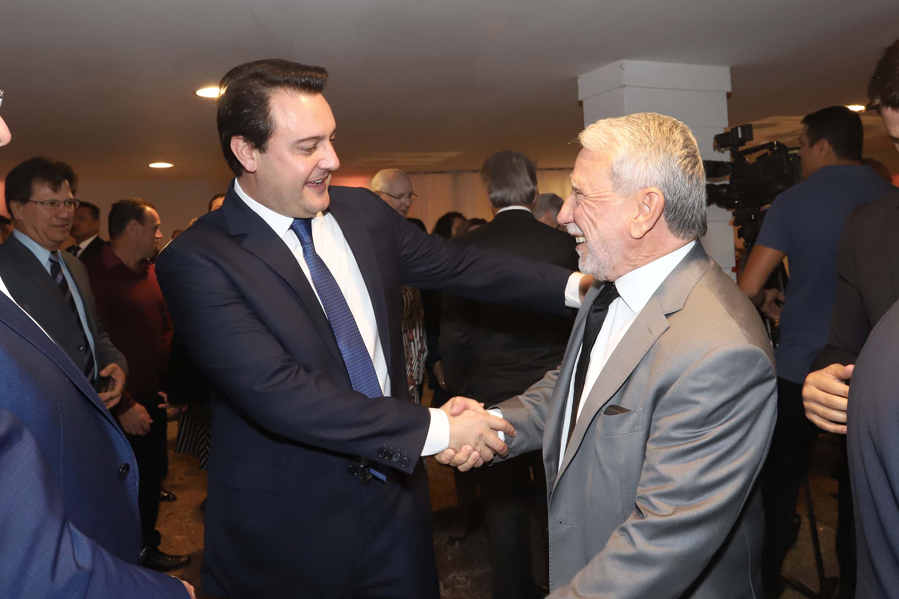 O governador Carlos Massa Ratinho Junior participa da posse de Camilo Turmina, novo presidente da Associação Comercial do Paraná. Presentes: Glaucio Geara, ex-presidente da ACP; os ex-governadores: Mario Pereira; Orlando Pessuti; e Cida Borghetti; vice- governador Darci Piana; o prefeito de Curitiba, Rafael Greca; entre outros.
Curitiba, 05-03-20.
Foto: Arnaldo Alves / AEN.