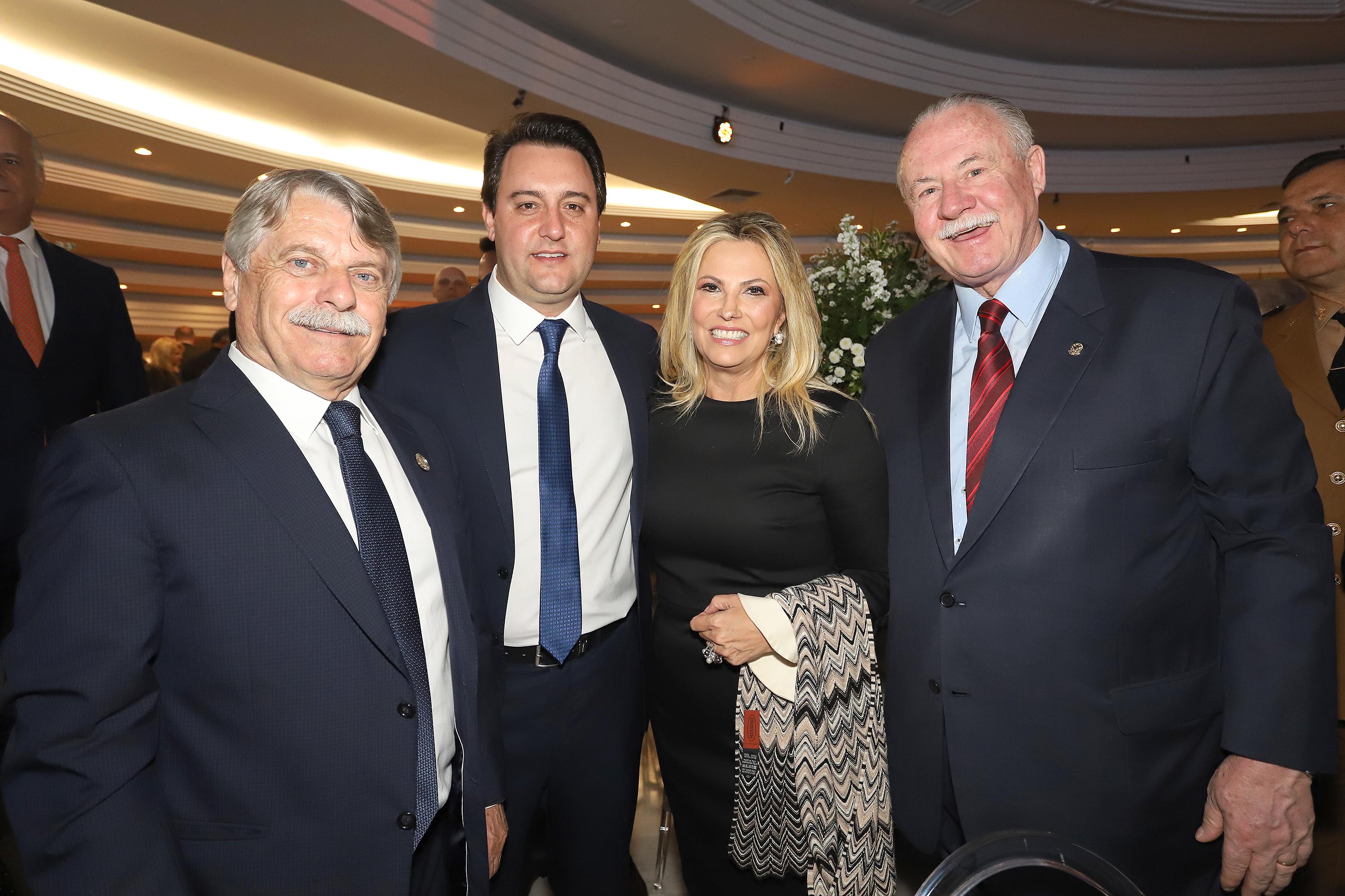 O governador Carlos Massa Ratinho Junior participa da posse de Camilo Turmina, novo presidente da Associação Comercial do Paraná. Presentes: Glaucio Geara, ex-presidente da ACP; os ex-governadores: Mario Pereira; Orlando Pessuti; e Cida Borghetti; vice- governador Darci Piana; o prefeito de Curitiba, Rafael Greca; entre outros. N/F: o governador Carlos Massa Ratinho Junior com os ex-governadores Mario Pereira, Cida Borghetti, Orlando Pessuti. 
Curitiba, 05-03-20.
Foto: Arnaldo Alves / AEN.