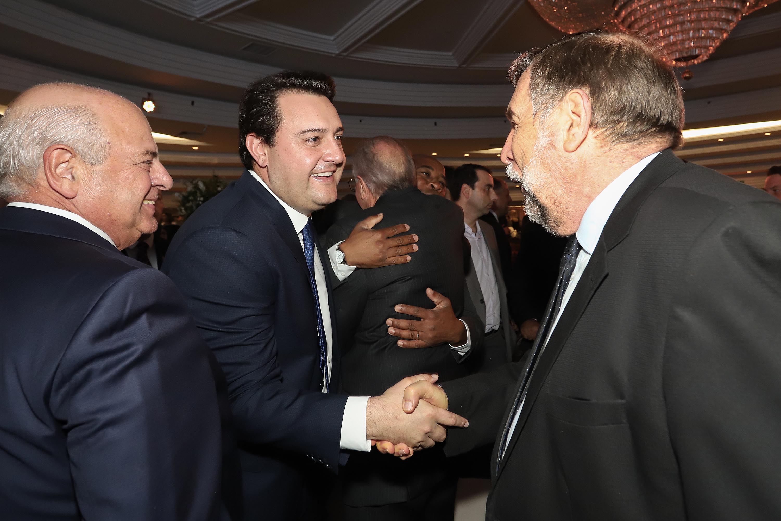 O governador Carlos Massa Ratinho Junior participa da posse de Camilo Turmina, novo presidente da Associação Comercial do Paraná. Presentes: Glaucio Geara, ex-presidente da ACP; os ex-governadores: Mario Pereira; Orlando Pessuti; e Cida Borghetti; vice- governador Darci Piana; o prefeito de Curitiba, Rafael Greca; entre outros.
Curitiba, 05-03-20.
Foto: Arnaldo Alves / AEN.