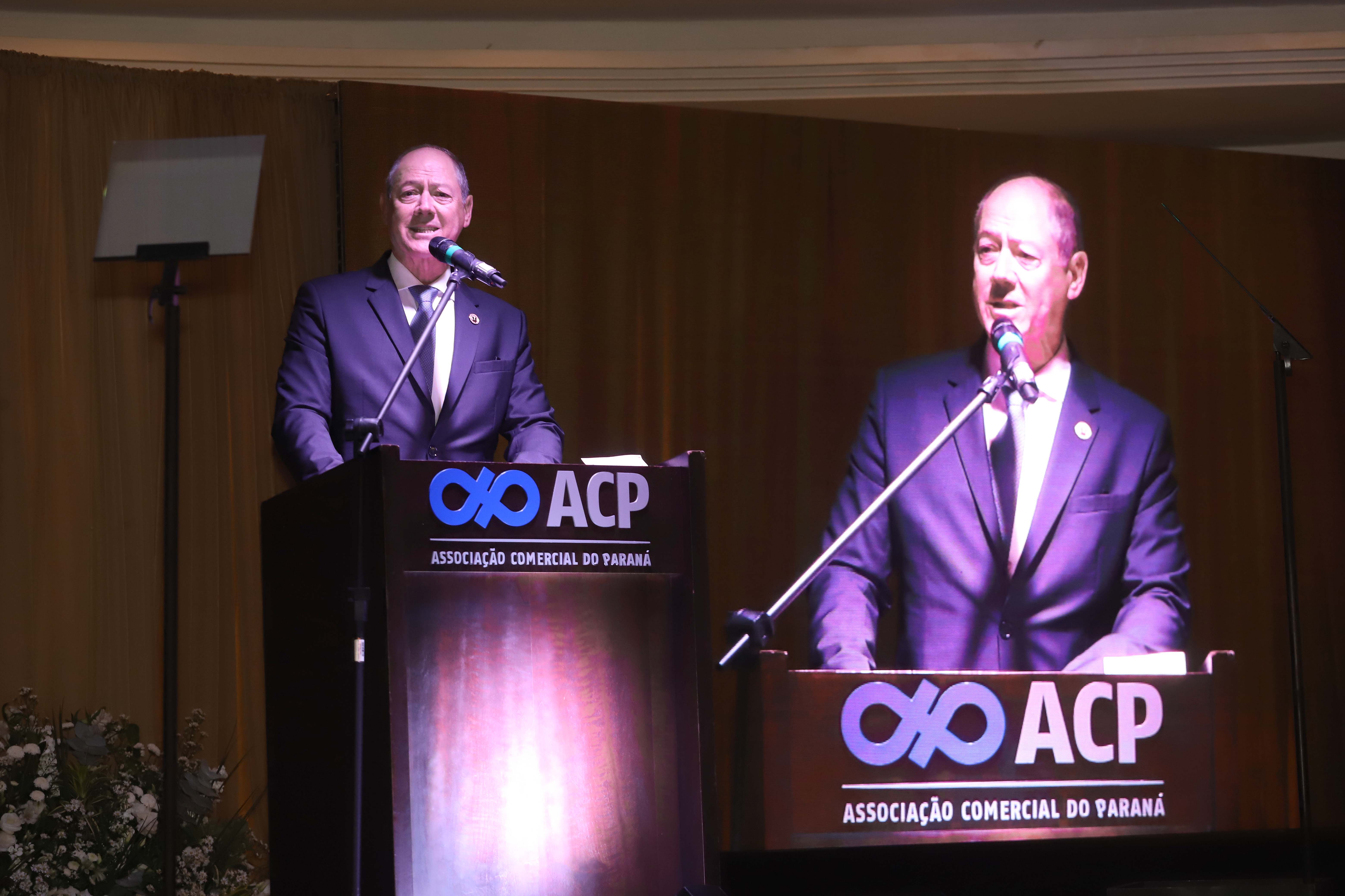 O governador Carlos Massa Ratinho Junior participa da posse de Camilo Turmina, novo presidente da Associação Comercial do Paraná. Presentes: Glaucio Geara, ex-presidente da ACP; os ex-governadores: Mario Pereira; Orlando Pessuti; e Cida Borghetti; vice- governador Darci Piana; o prefeito de Curitiba, Rafael Greca; entre outros. N/F: novo presidente da ACP, Camilo Turmina.
Curitiba, 05-03-20.
Foto: Arnaldo Alves / AEN.
