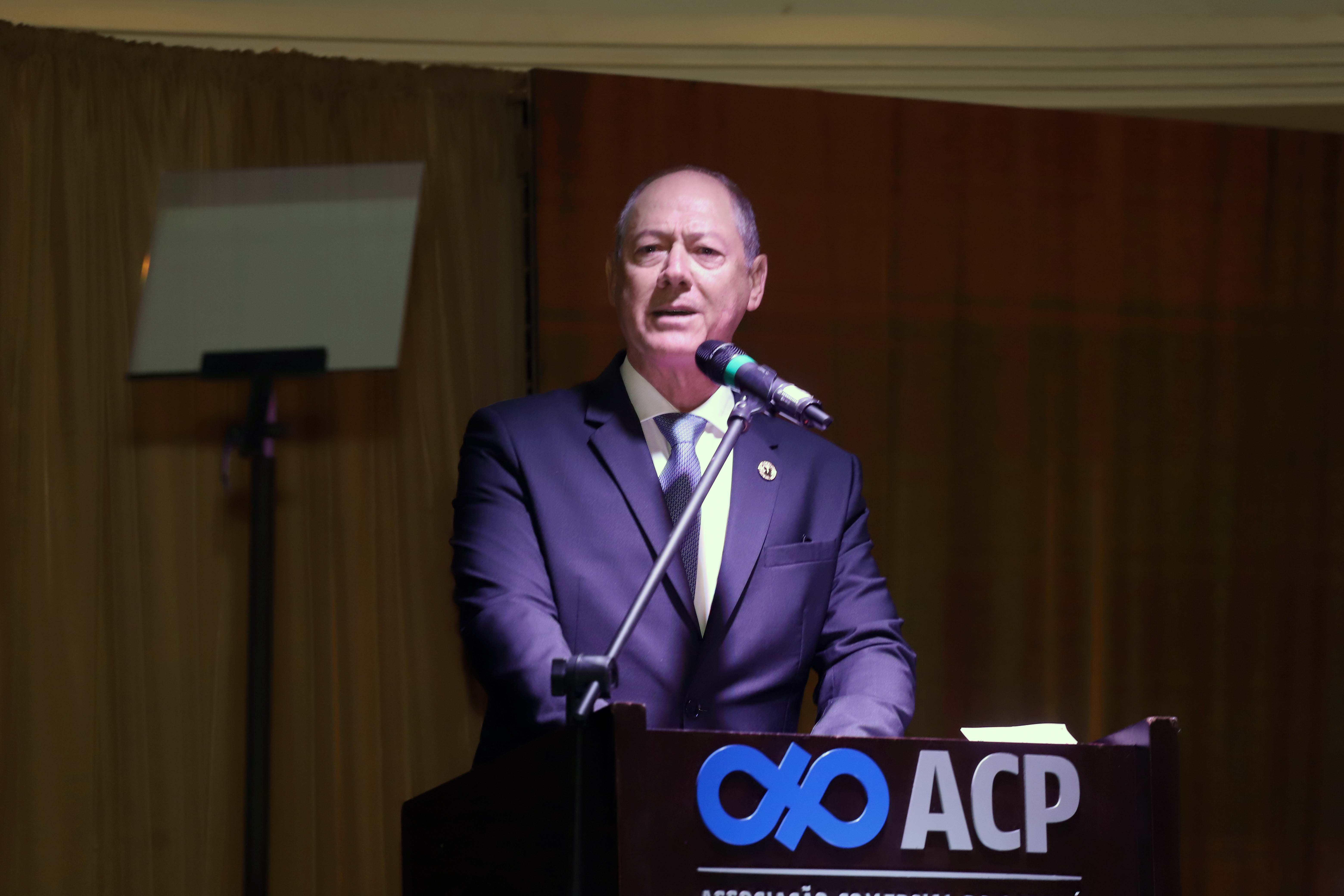 O governador Carlos Massa Ratinho Junior participa da posse de Camilo Turmina, novo presidente da Associação Comercial do Paraná. Presentes: Glaucio Geara, ex-presidente da ACP; os ex-governadores: Mario Pereira; Orlando Pessuti; e Cida Borghetti; vice- governador Darci Piana; o prefeito de Curitiba, Rafael Greca; entre outros. N/F: novo presidente da ACP, Camilo Turmina.
Curitiba, 05-03-20.
Foto: Arnaldo Alves / AEN.