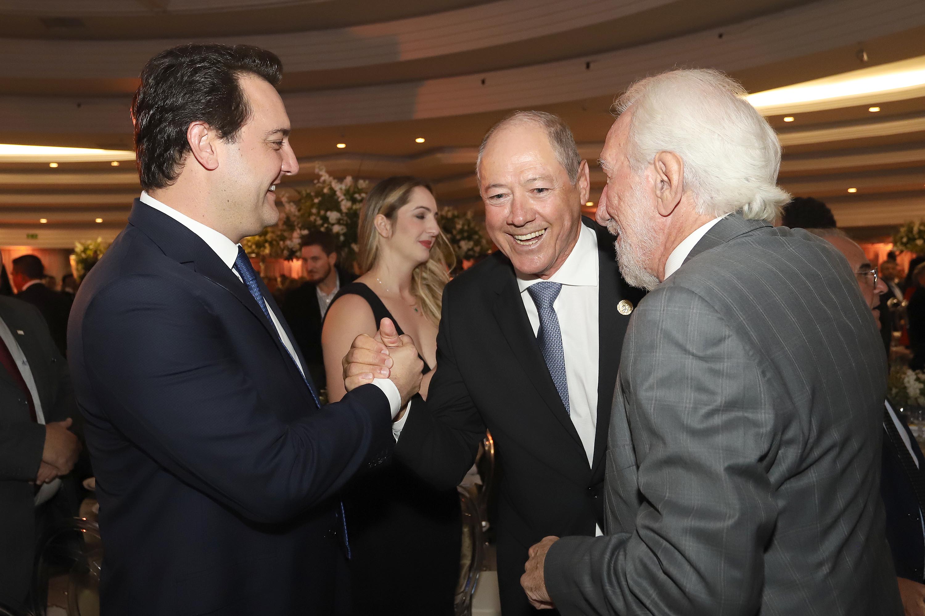 O governador Carlos Massa Ratinho Junior participa da posse de Camilo Turmina, novo presidente da Associação Comercial do Paraná. Presentes: Glaucio Geara, ex-presidente da ACP; os ex-governadores: Mario Pereira; Orlando Pessuti; e Cida Borghetti; vice- governador Darci Piana; o prefeito de Curitiba, Rafael Greca; entre outros.
Curitiba, 05-03-20.
Foto: Arnaldo Alves / AEN.