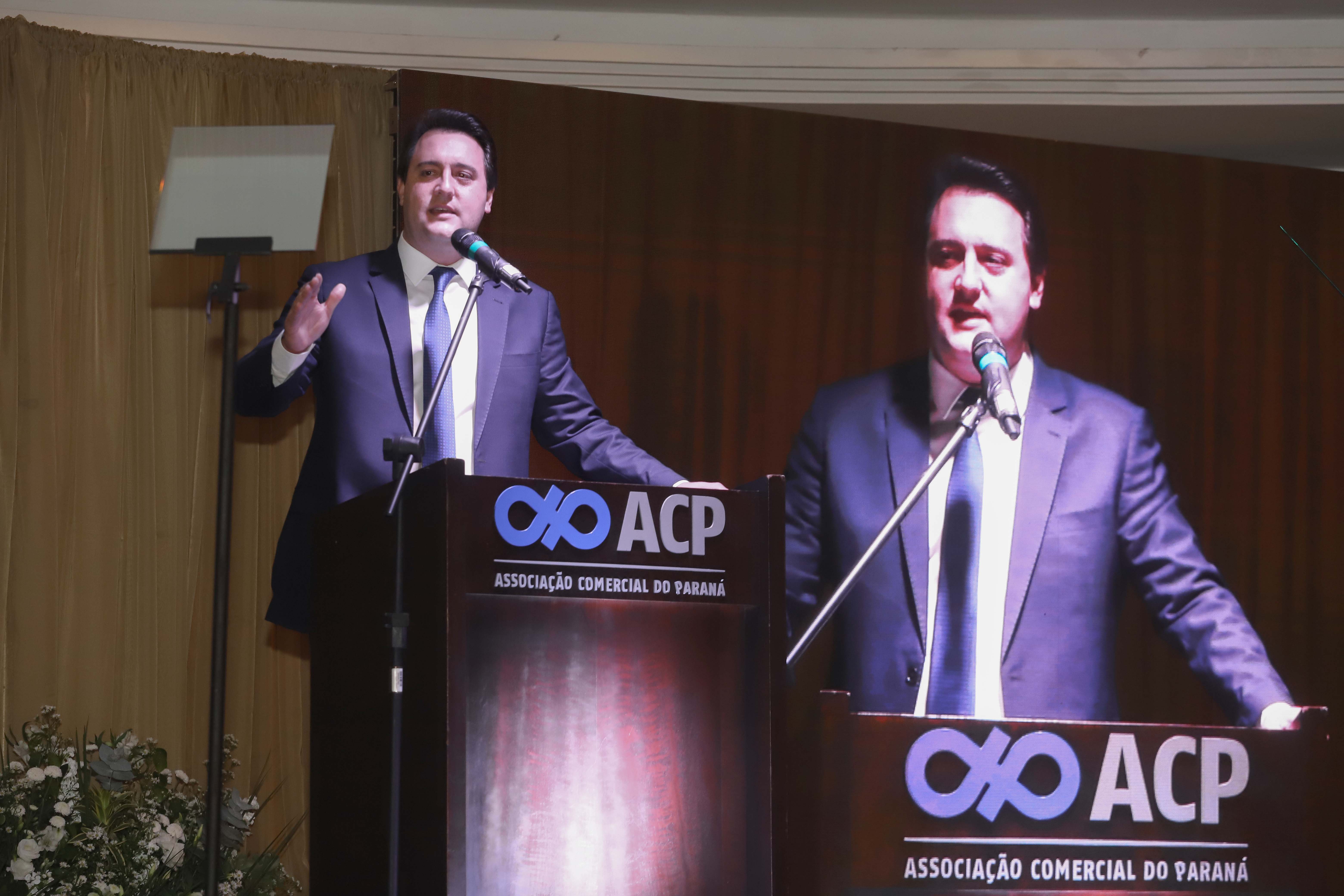 O governador Carlos Massa Ratinho Junior participa da posse de Camilo Turmina, novo presidente da Associação Comercial do Paraná. Presentes: Glaucio Geara, ex-presidente da ACP; os ex-governadores: Mario Pereira; Orlando Pessuti; e Cida Borghetti; vice- governador Darci Piana; o prefeito de Curitiba, Rafael Greca; entre outros.
Curitiba, 05-03-20.
Foto: Arnaldo Alves / AEN.