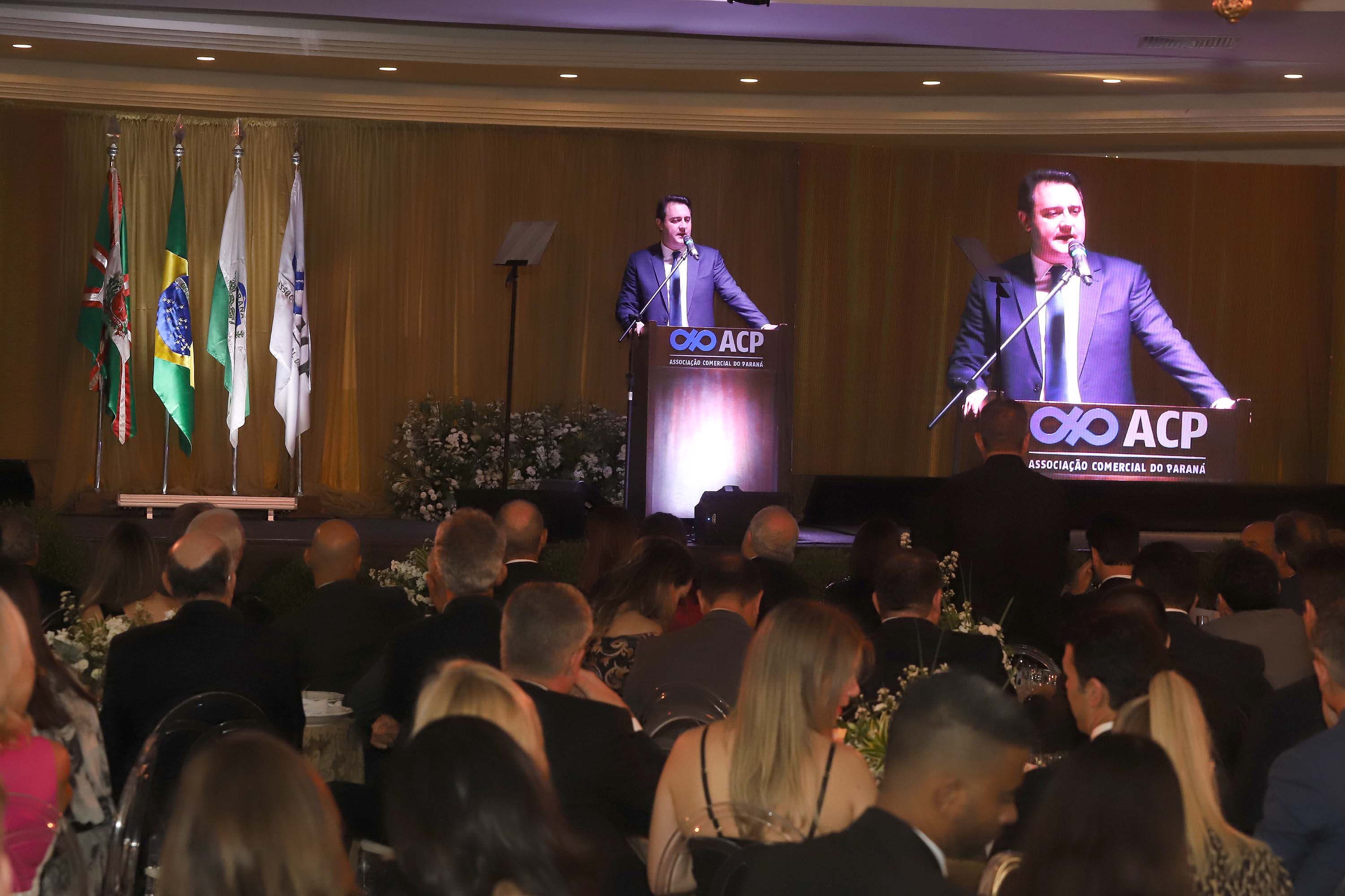 O governador Carlos Massa Ratinho Junior participa da posse de Camilo Turmina, novo presidente da Associação Comercial do Paraná. Presentes: Glaucio Geara, ex-presidente da ACP; os ex-governadores: Mario Pereira; Orlando Pessuti; e Cida Borghetti; vice- governador Darci Piana; o prefeito de Curitiba, Rafael Greca; entre outros.
Curitiba, 05-03-20.
Foto: Arnaldo Alves / AEN.