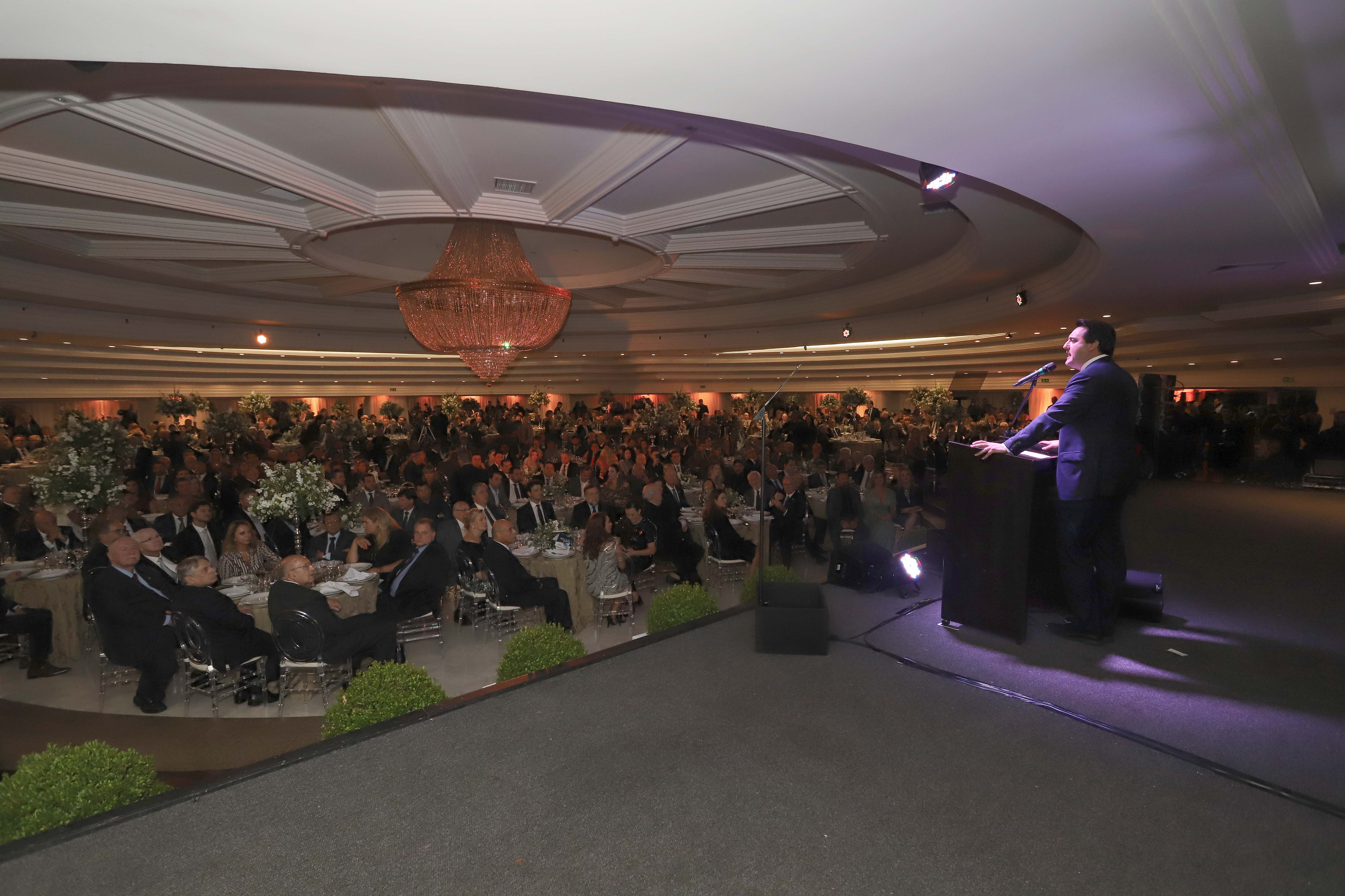 O governador Carlos Massa Ratinho Junior participa da posse de Camilo Turmina, novo presidente da Associação Comercial do Paraná. Presentes: Glaucio Geara, ex-presidente da ACP; os ex-governadores: Mario Pereira; Orlando Pessuti; e Cida Borghetti; vice- governador Darci Piana; o prefeito de Curitiba, Rafael Greca; entre outros.
Curitiba, 05-03-20.
Foto: Arnaldo Alves / AEN.