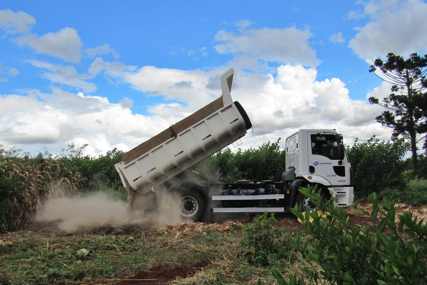 Lodo de esgoto beneficia pequenos agricultores no Paraná. Foto:Sanepar