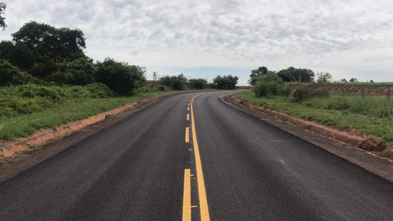 O Governo do Estado está realizando melhorias em duas rodovias na região de Umuarama, Noroeste do Paraná. As obras são executadas pelo Departamento de Estradas de Rodagem do Paraná (DER/PR). O investimento é de R$ 9,5 milhões. Foto:DER