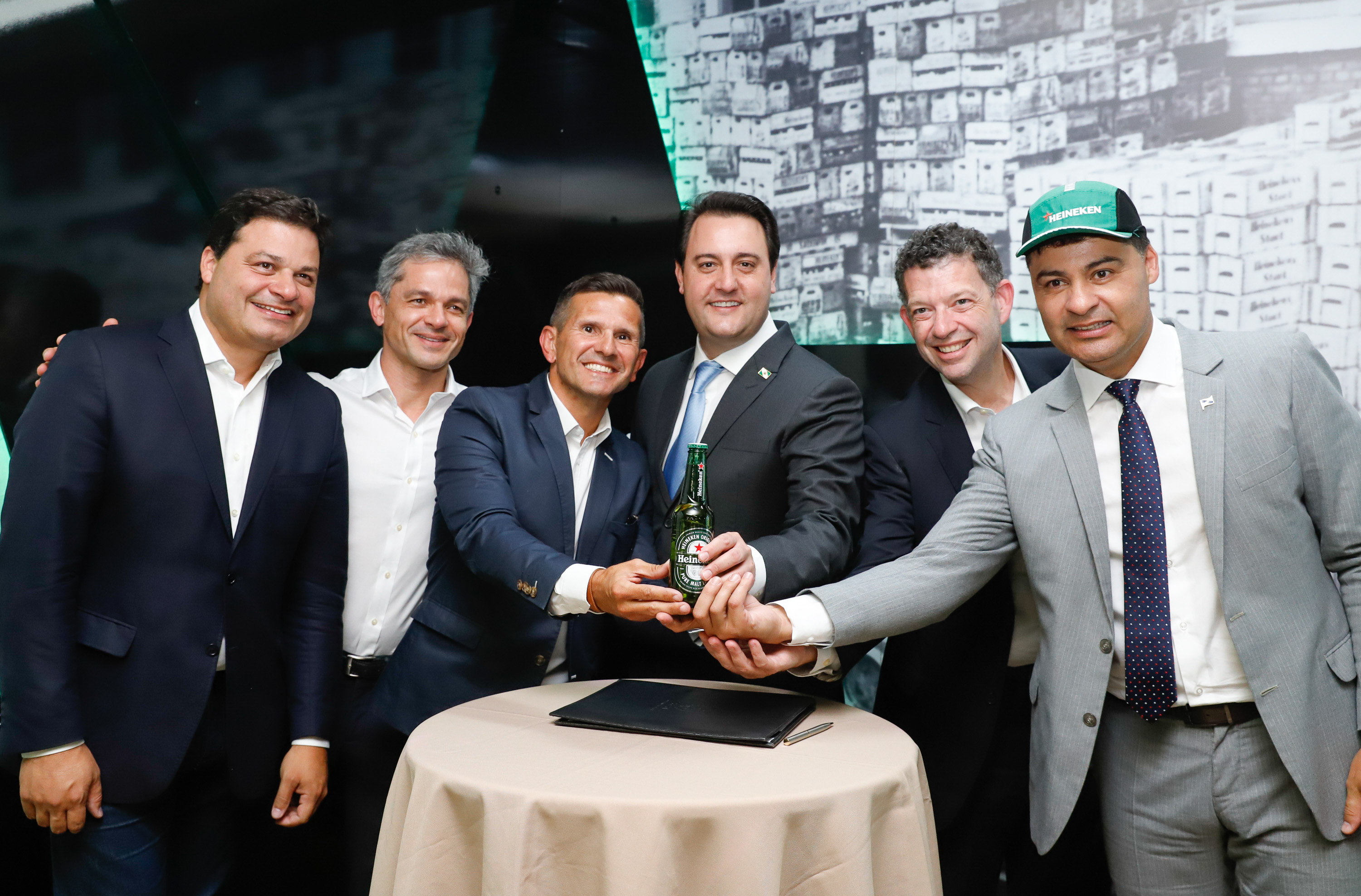 O Grupo Heineken confirmou novos investimentos no Paraná. Em cerimônia com o governador Carlos Massa Ratinho Junior, nesta quarta-feira (11), na unidade da indústria, em Ponta Grossa, a cervejaria anunciou que vai destinar R$ 865 milhões até 2021 para a ampliação da produção da planta, concentrada em rótulos como Heineken e Amstel. Serão 600 novos empregos entre diretos e indiretos.
