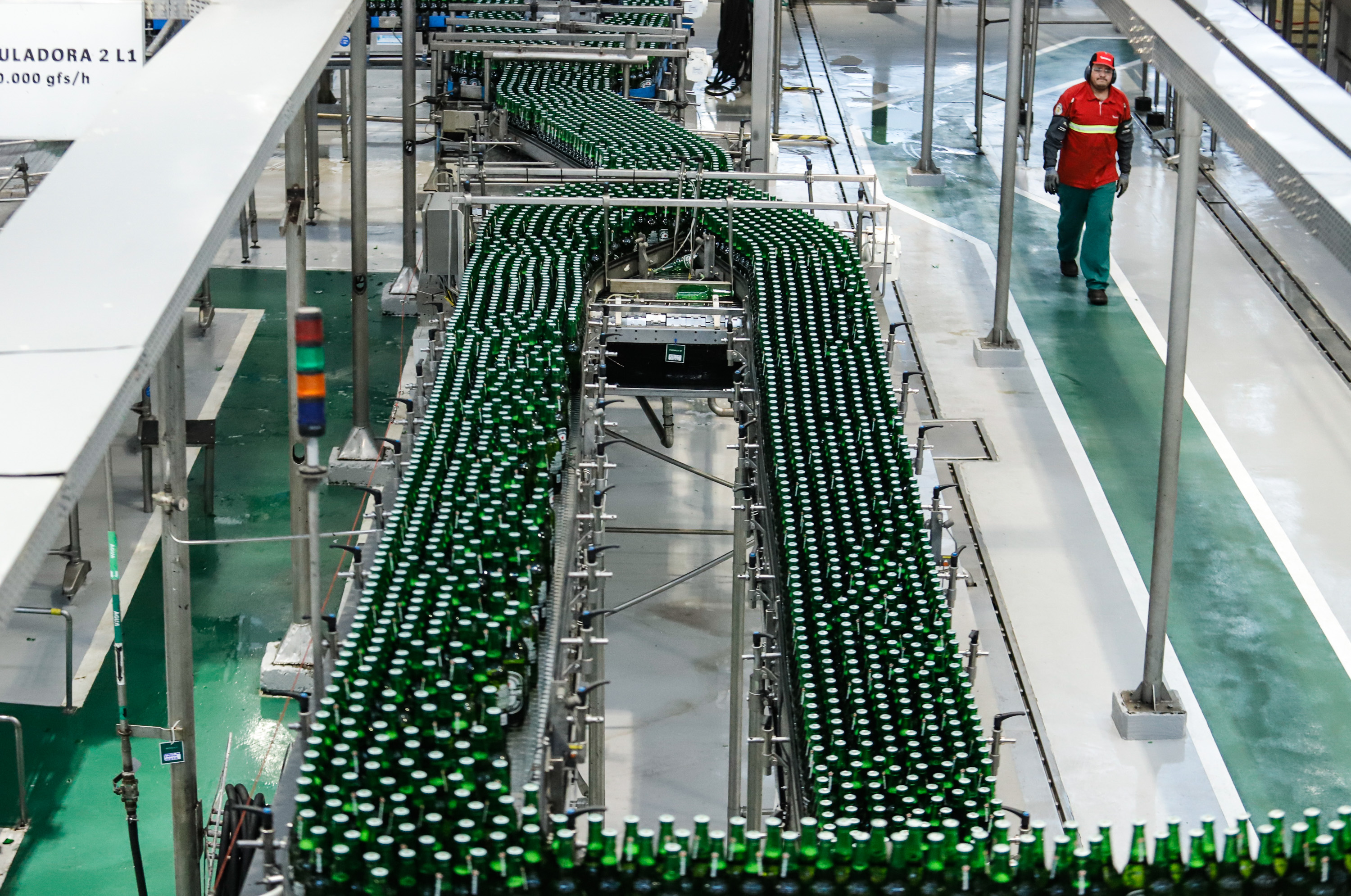 O Grupo Heineken confirmou novos investimentos no Paraná. Em cerimônia com o governador Carlos Massa Ratinho Junior, nesta quarta-feira (11), na unidade da indústria, em Ponta Grossa, a cervejaria anunciou que vai destinar R$ 865 milhões até 2021 para a ampliação da produção da planta, concentrada em rótulos como Heineken e Amstel. Serão 600 novos empregos entre diretos e indiretos.