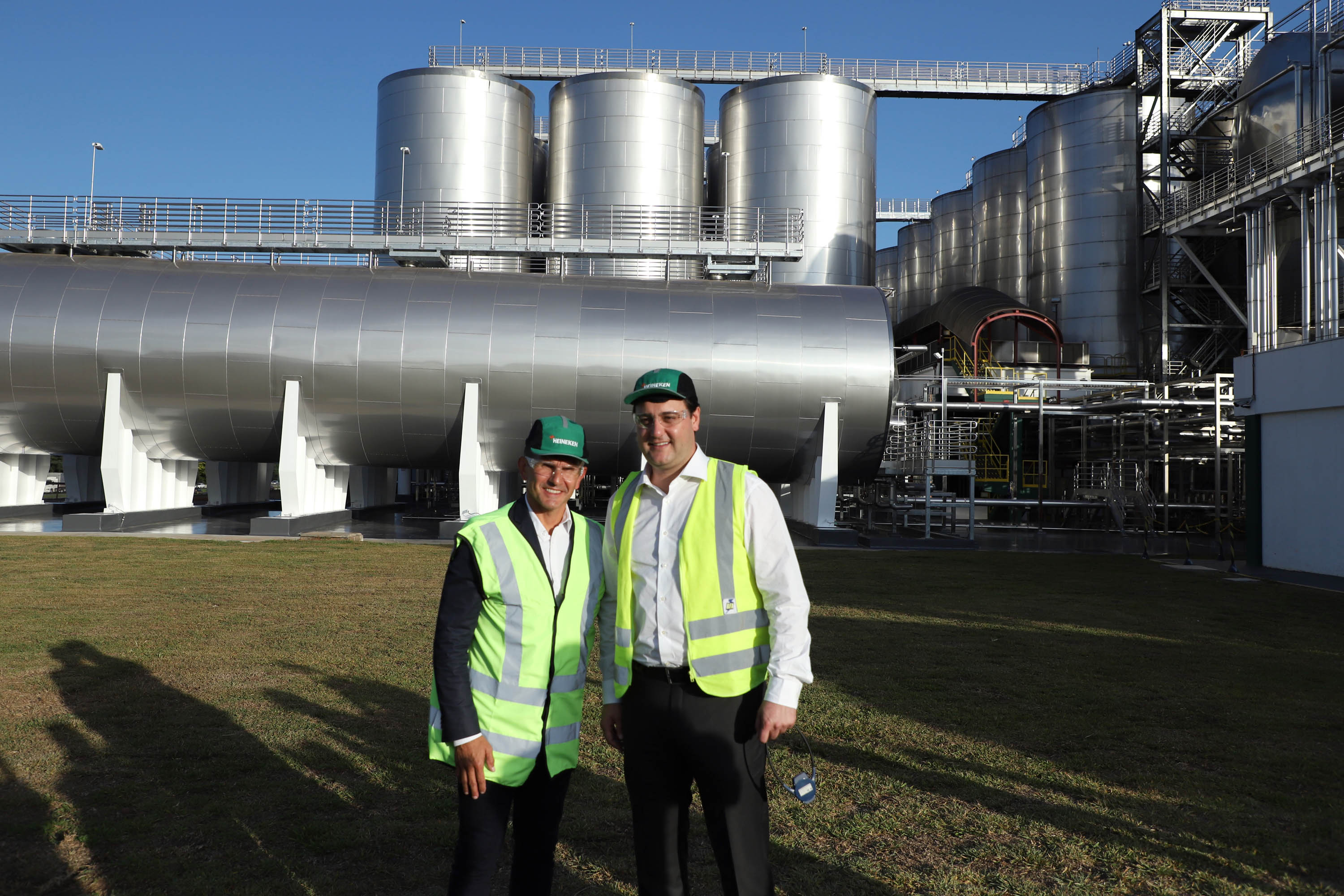 O Grupo Heineken confirmou novos investimentos no Paraná. Em cerimônia com o governador Carlos Massa Ratinho Junior, nesta quarta-feira (11), na sede da indústria, em Ponta Grossa, a cervejaria anunciou que vai destinar R$ 865 milhões até 2021 para a ampliação da produção da planta, concentrada em rótulos como Heineken e Amstel. Serão 600 novos empregos entre diretos e indiretos. O empreendimento tem o apoio do Governo do Estado por meio do Programa Paraná Competitivo.