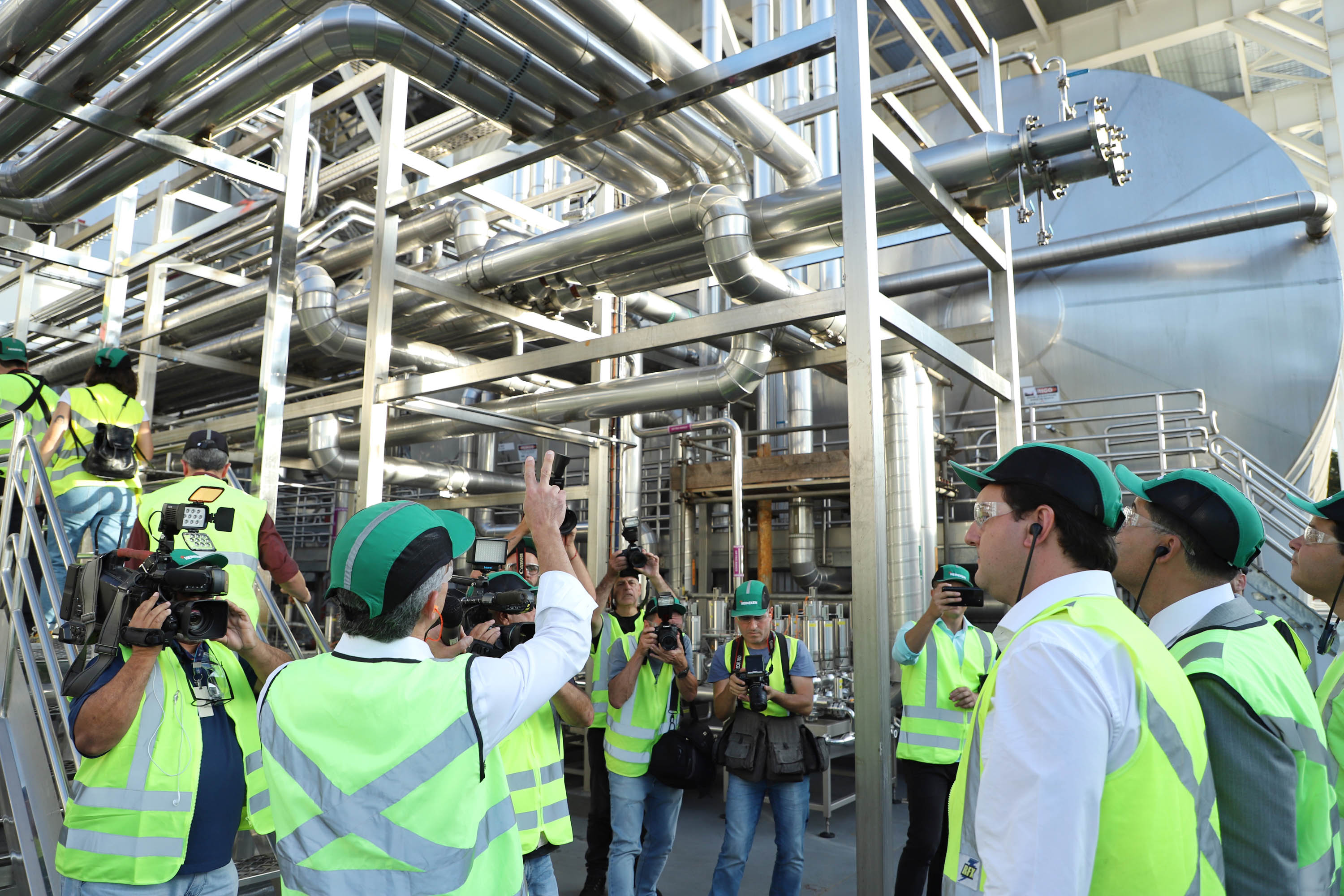 O Grupo Heineken confirmou novos investimentos no Paraná. Em cerimônia com o governador Carlos Massa Ratinho Junior, nesta quarta-feira (11), na sede da indústria, em Ponta Grossa, a cervejaria anunciou que vai destinar R$ 865 milhões até 2021 para a ampliação da produção da planta, concentrada em rótulos como Heineken e Amstel. Serão 600 novos empregos entre diretos e indiretos. O empreendimento tem o apoio do Governo do Estado por meio do Programa Paraná Competitivo.