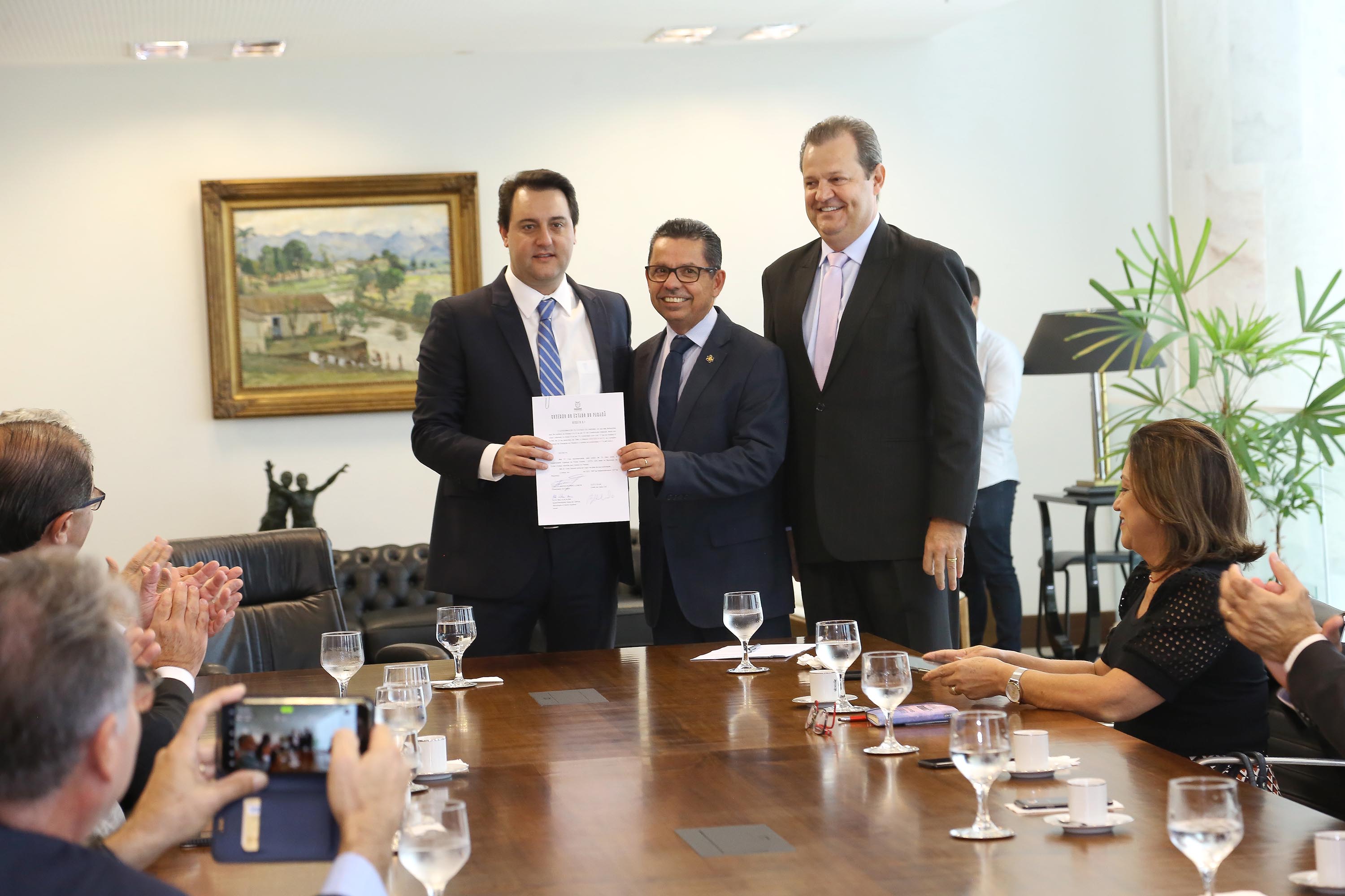 O governador Carlos Massa Ratinho Júnior assinou a autorização para nomeação de 263 professores para as universidades estaduais do Paraná. São profissionais de diversas áreas acadêmicas aprovados em concursos públicos realizados em anos anteriores e que ainda não haviam sido chamados. Curitiba,12/03/2020 Foto:Jaelson Lucas / AEN