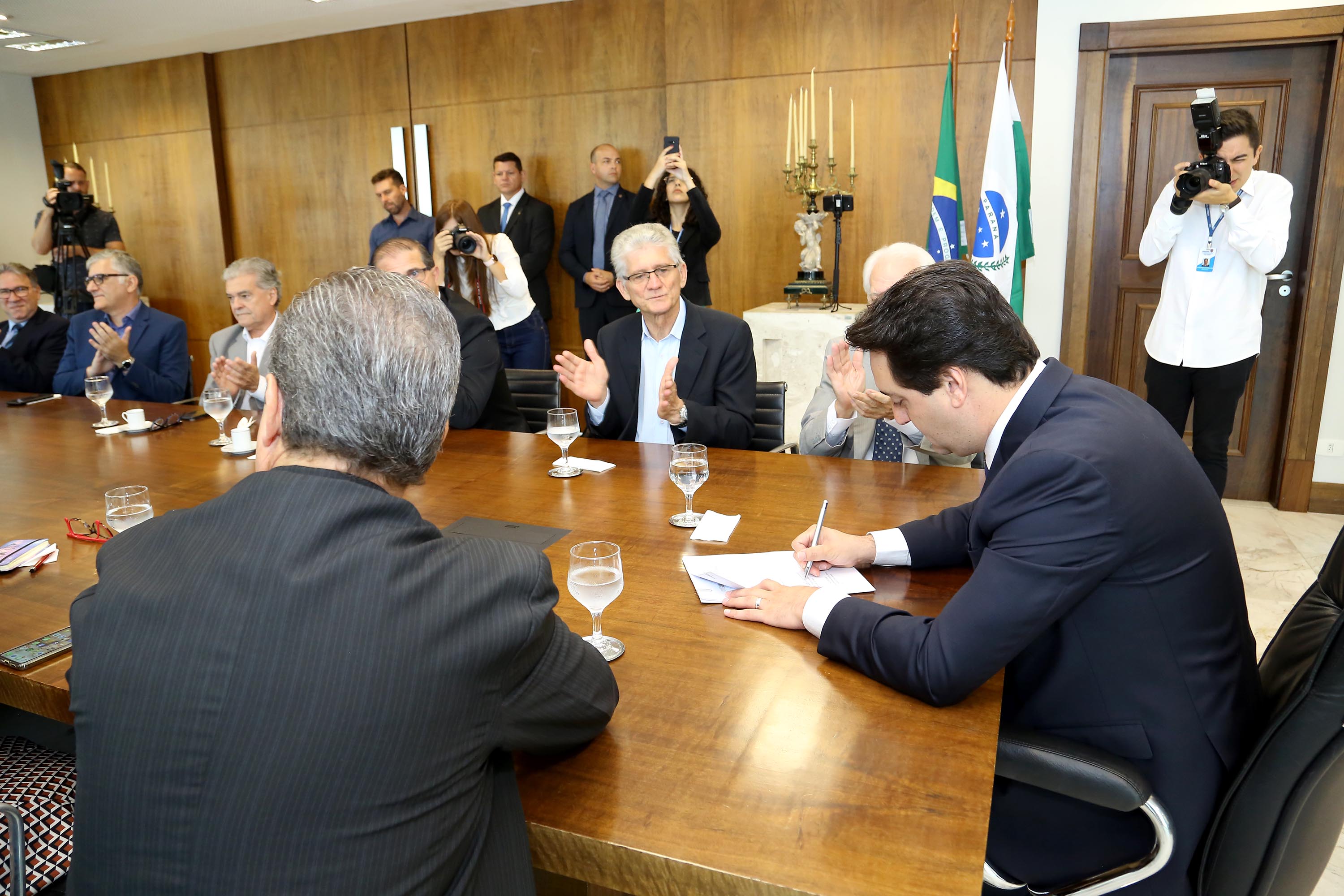 O governador Carlos Massa Ratinho Júnior assinou a autorização para nomeação de 263 professores para as universidades estaduais do Paraná. São profissionais de diversas áreas acadêmicas aprovados em concursos públicos realizados em anos anteriores e que ainda não haviam sido chamados. Curitiba,12/03/2020 Foto:Jaelson Lucas / AEN