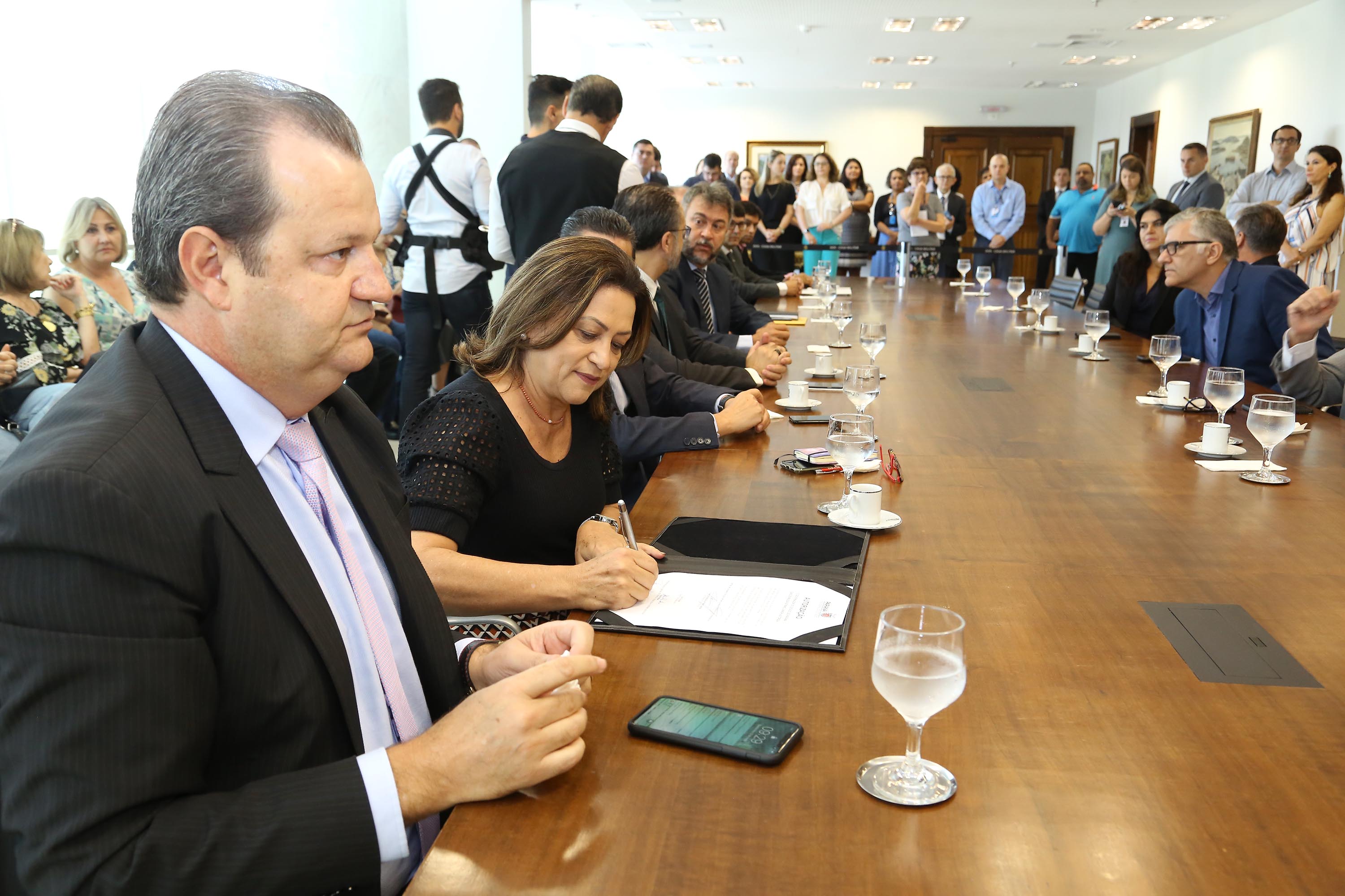 O governador Carlos Massa Ratinho Júnior assinou a autorização para nomeação de 263 professores para as universidades estaduais do Paraná. São profissionais de diversas áreas acadêmicas aprovados em concursos públicos realizados em anos anteriores e que ainda não haviam sido chamados. Curitiba,12/03/2020 Foto:Jaelson Lucas / AEN