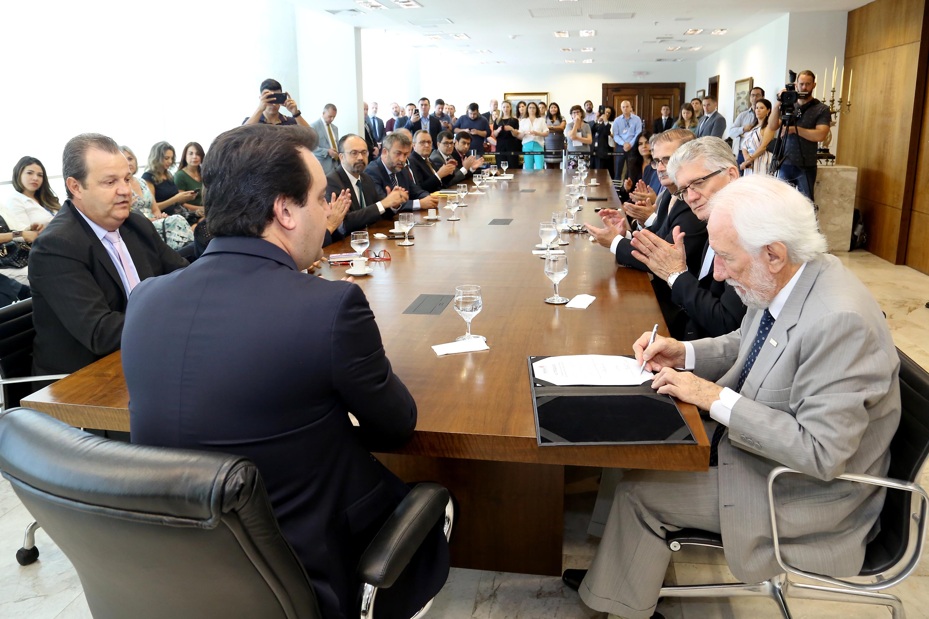 O governador Carlos Massa Ratinho Júnior assinou a autorização para nomeação de 263 professores para as universidades estaduais do Paraná. São profissionais de diversas áreas acadêmicas aprovados em concursos públicos realizados em anos anteriores e que ainda não haviam sido chamados. Curitiba,12/03/2020 Foto:Jaelson Lucas / AEN
