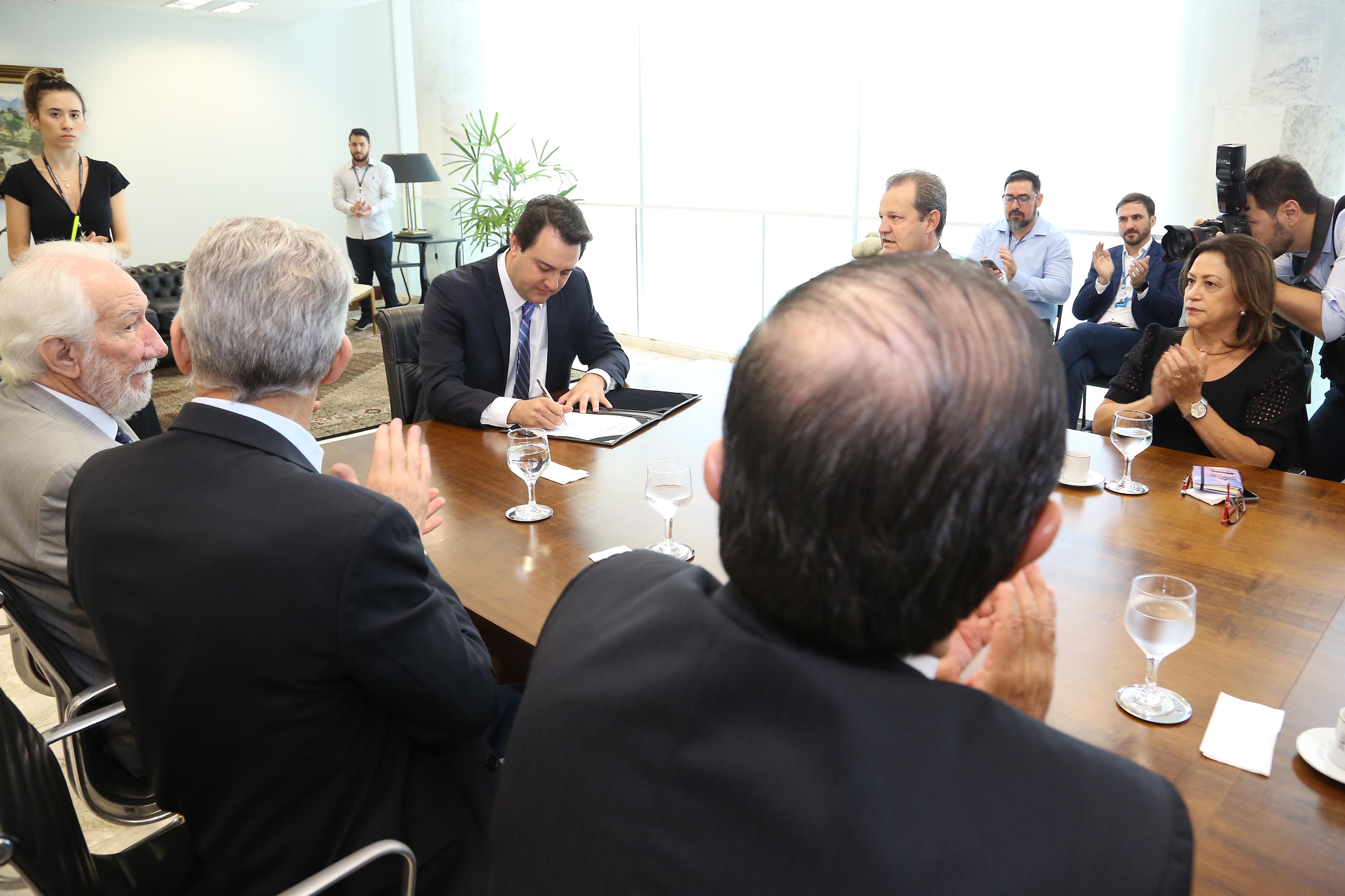 O governador Carlos Massa Ratinho Júnior assinou a autorização para nomeação de 263 professores para as universidades estaduais do Paraná. São profissionais de diversas áreas acadêmicas aprovados em concursos públicos realizados em anos anteriores e que ainda não haviam sido chamados. Curitiba,12/03/2020 Foto:Jaelson Lucas / AEN