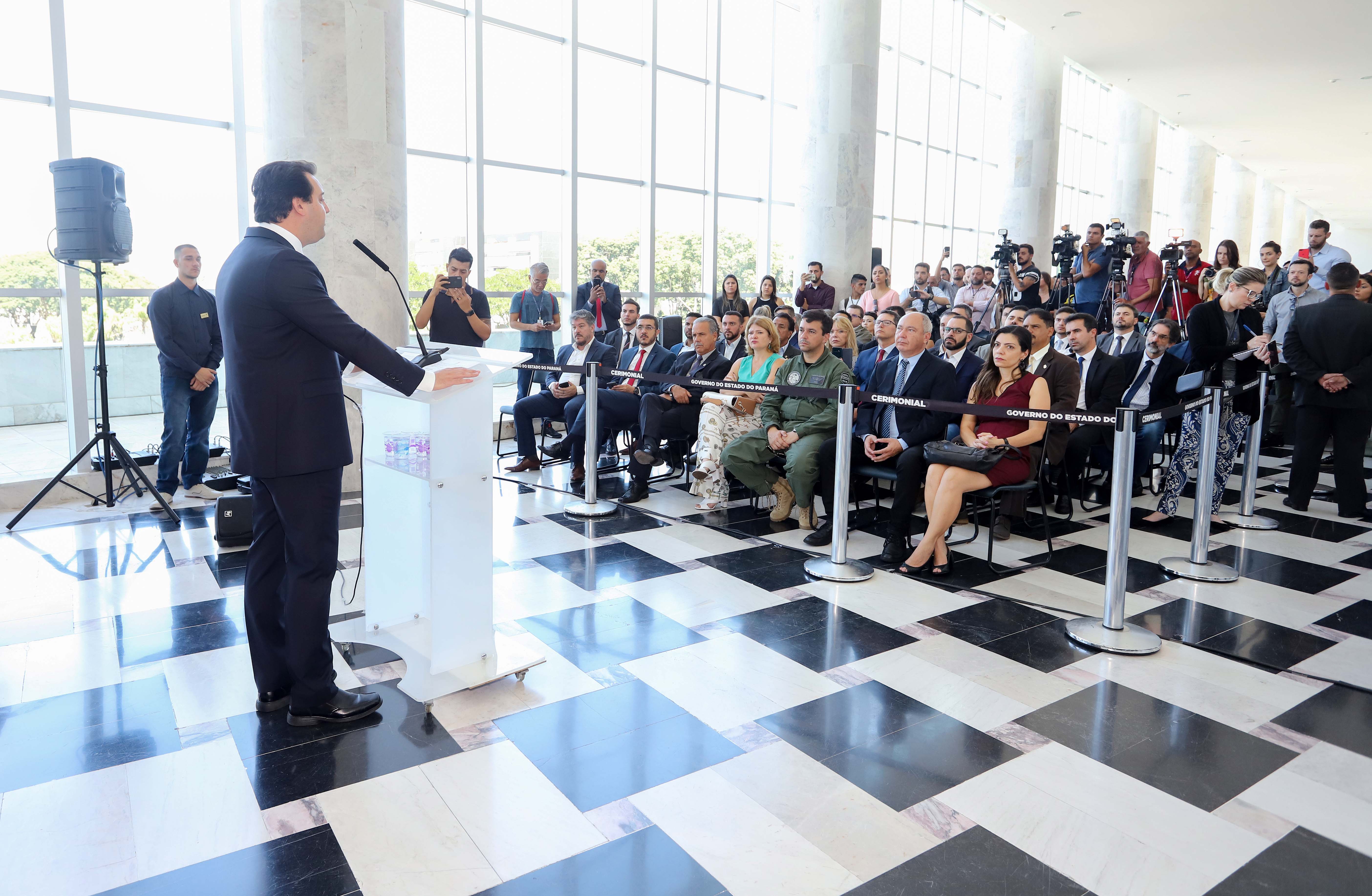 O governador Carlos Massa Ratinho Junior formaliza nesta quinta-feira (12) a convocação de aprovados do concurso de 2018 de escrivães da Polícia Civil do Paraná.
Curitiba, 12-03-20.
Foto: Arnaldo Alves / AEN.