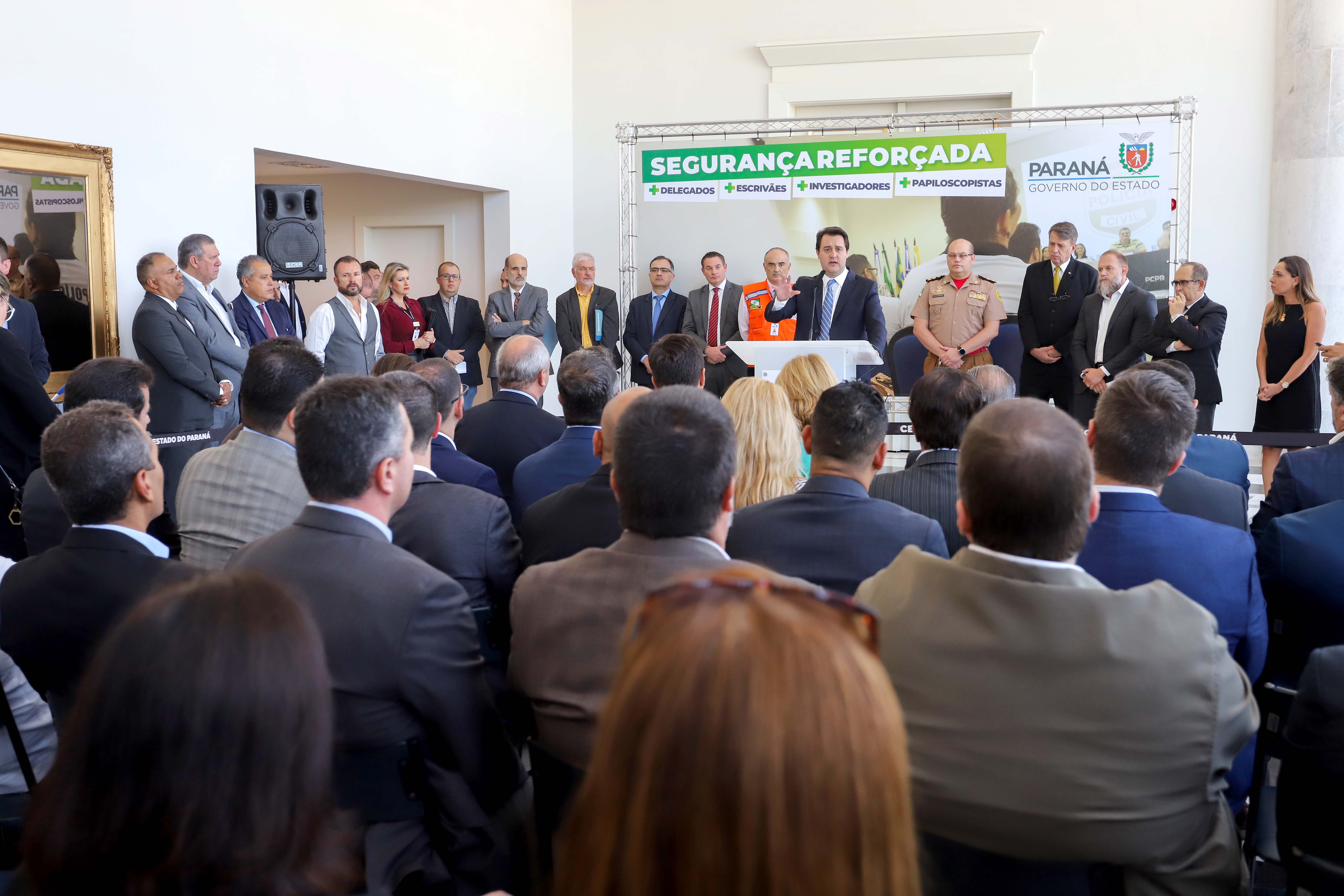 O governador Carlos Massa Ratinho Junior formaliza nesta quinta-feira (12) a convocação de aprovados do concurso de 2018 de escrivães da Polícia Civil do Paraná.
Curitiba, 12-03-20.
Foto: Arnaldo Alves / AEN.