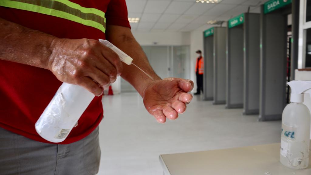 Novos equipamentos reforçam higiene dos trabalhadores portuários. Foto: Claudio Neves