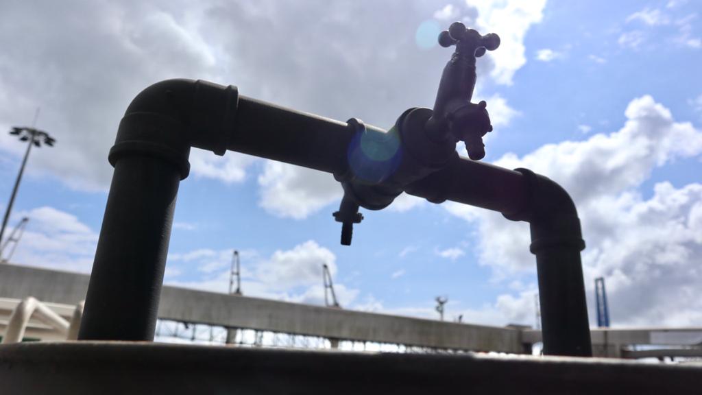 O Departamento de Estradas de Rodagem do Estado do Paraná (DER-PR), por sua vez, emitiu ordens de serviço que garantem outros benefícios aos trabalhadores. As praças de pedágio se tornaram centrais sobre o Covid-19, reforçando inclusive as informações sobre locais de alimentação e manutenção dos veículos.Foto: Claudio Neves