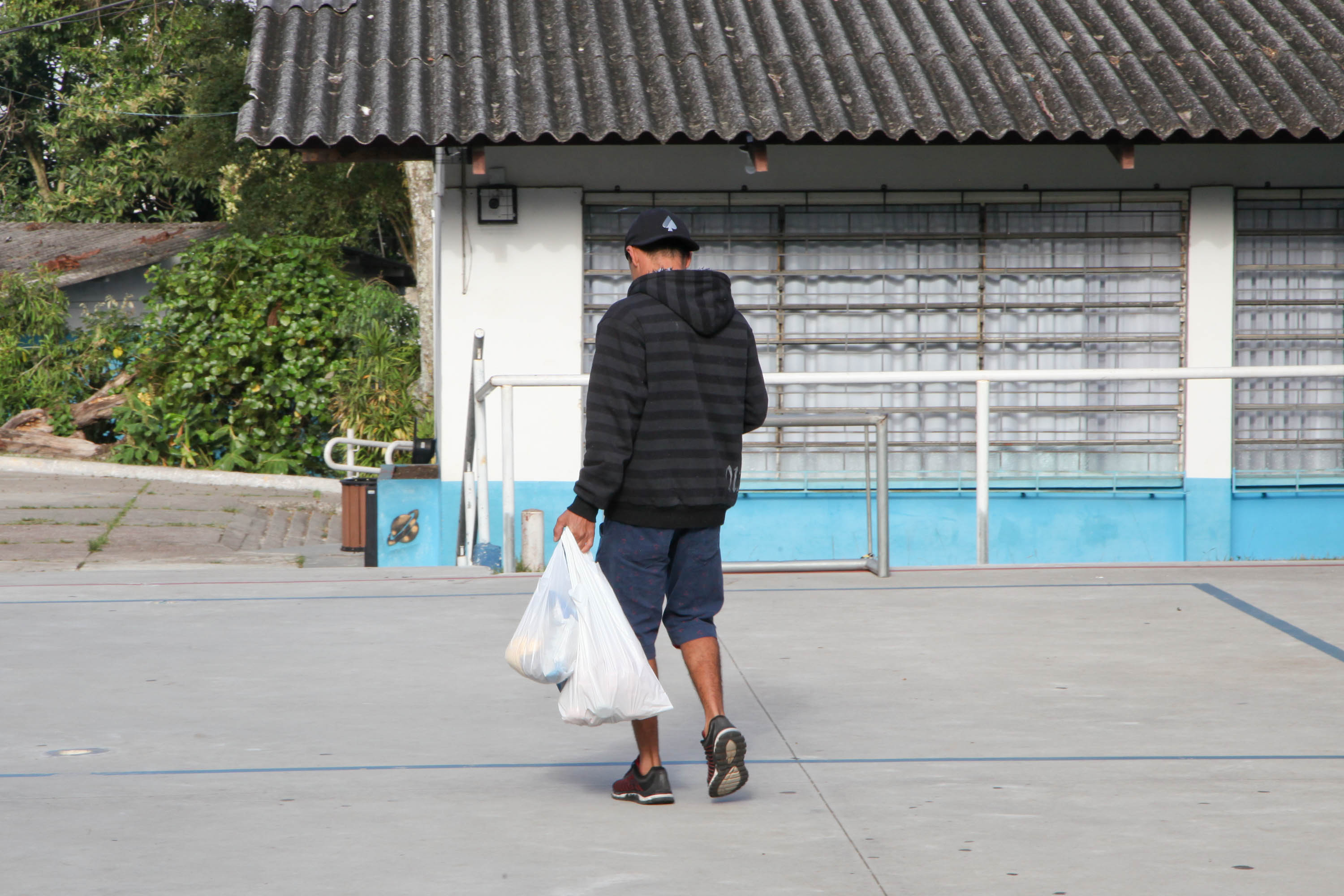 Colégio Estadual Brasílio Vicente de Castro faz entrega de kits da merenda escolar.Foto: Ari Dias/AEN.