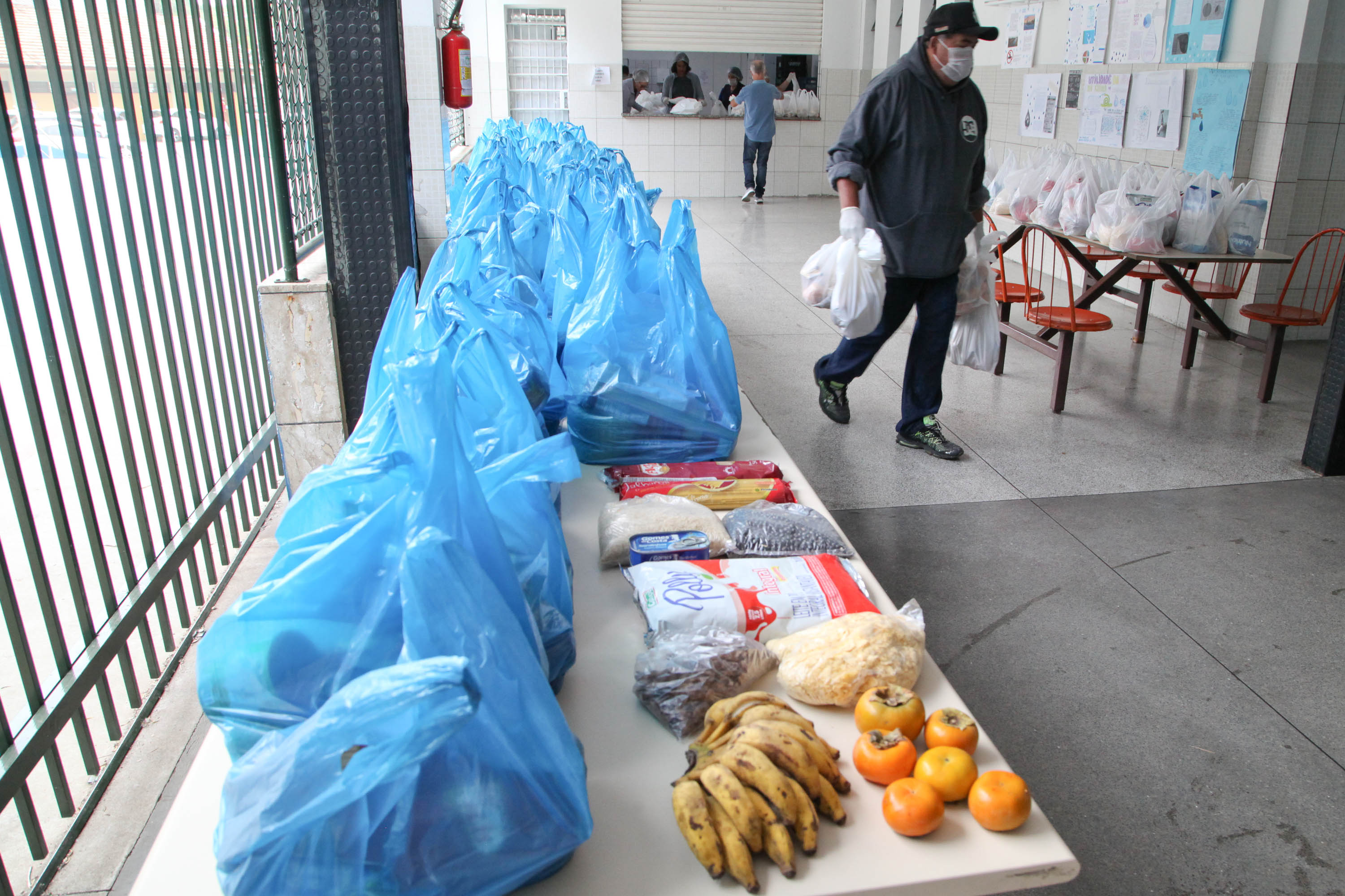 Colégio Estadual Brasílio Vicente de Castro faz entrega de kits da merenda escolar.Foto: Ari Dias/AEN.