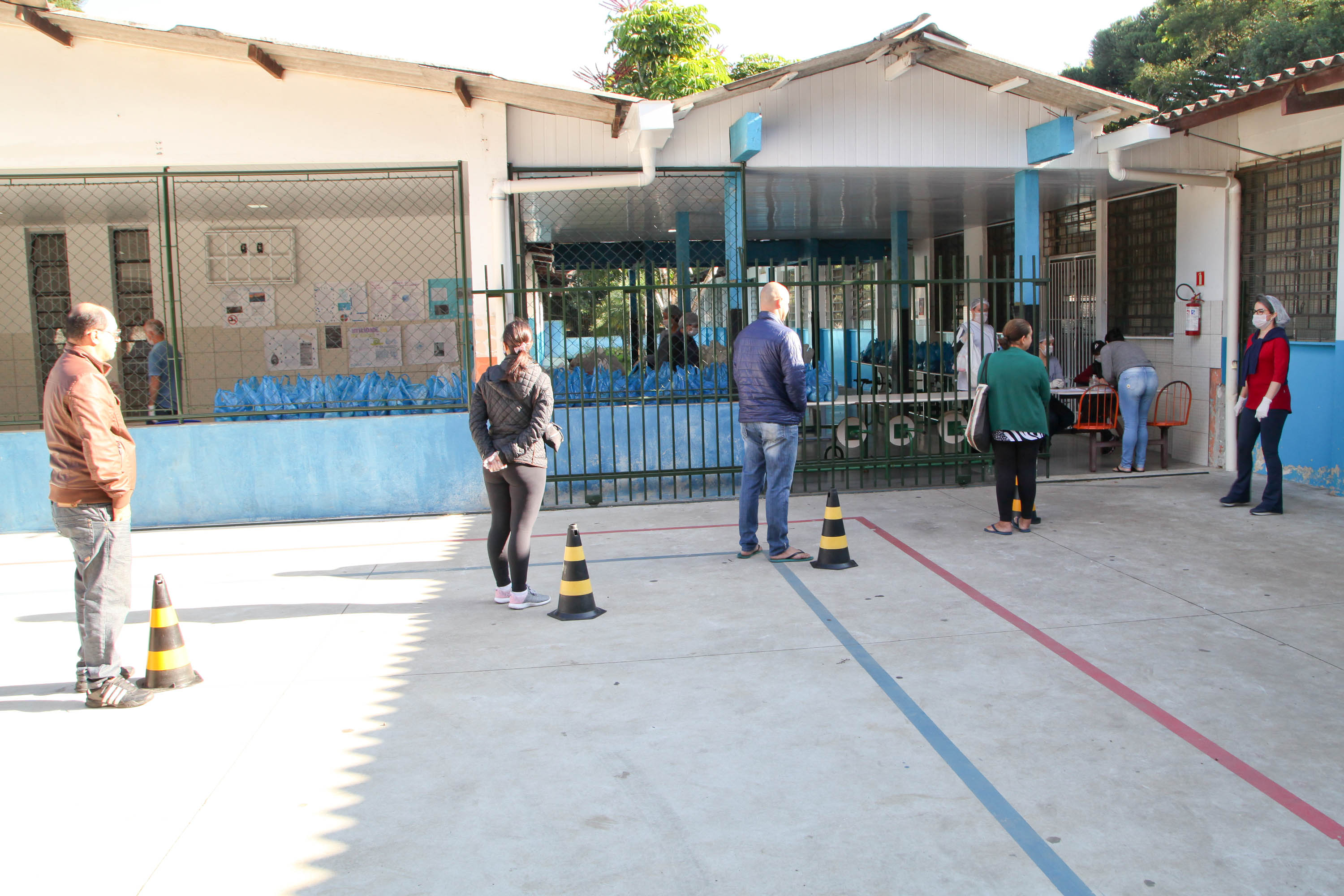 Colégio Estadual Brasílio Vicente de Castro faz entrega de kits da merenda escolar.Foto: Ari Dias/AEN.