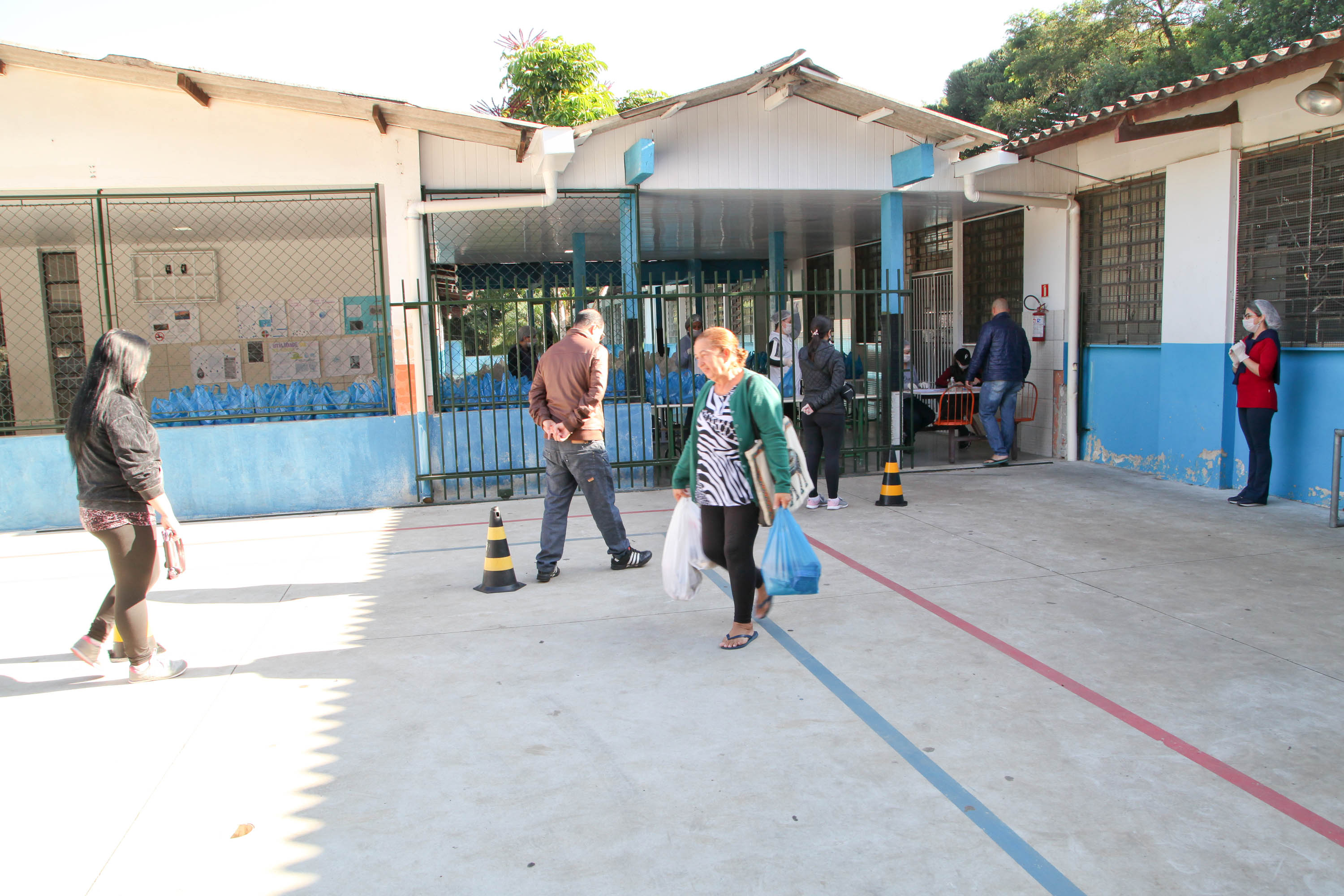 Colégio Estadual Brasílio Vicente de Castro faz entrega de kits da merenda escolar.Foto: Ari Dias/AEN.