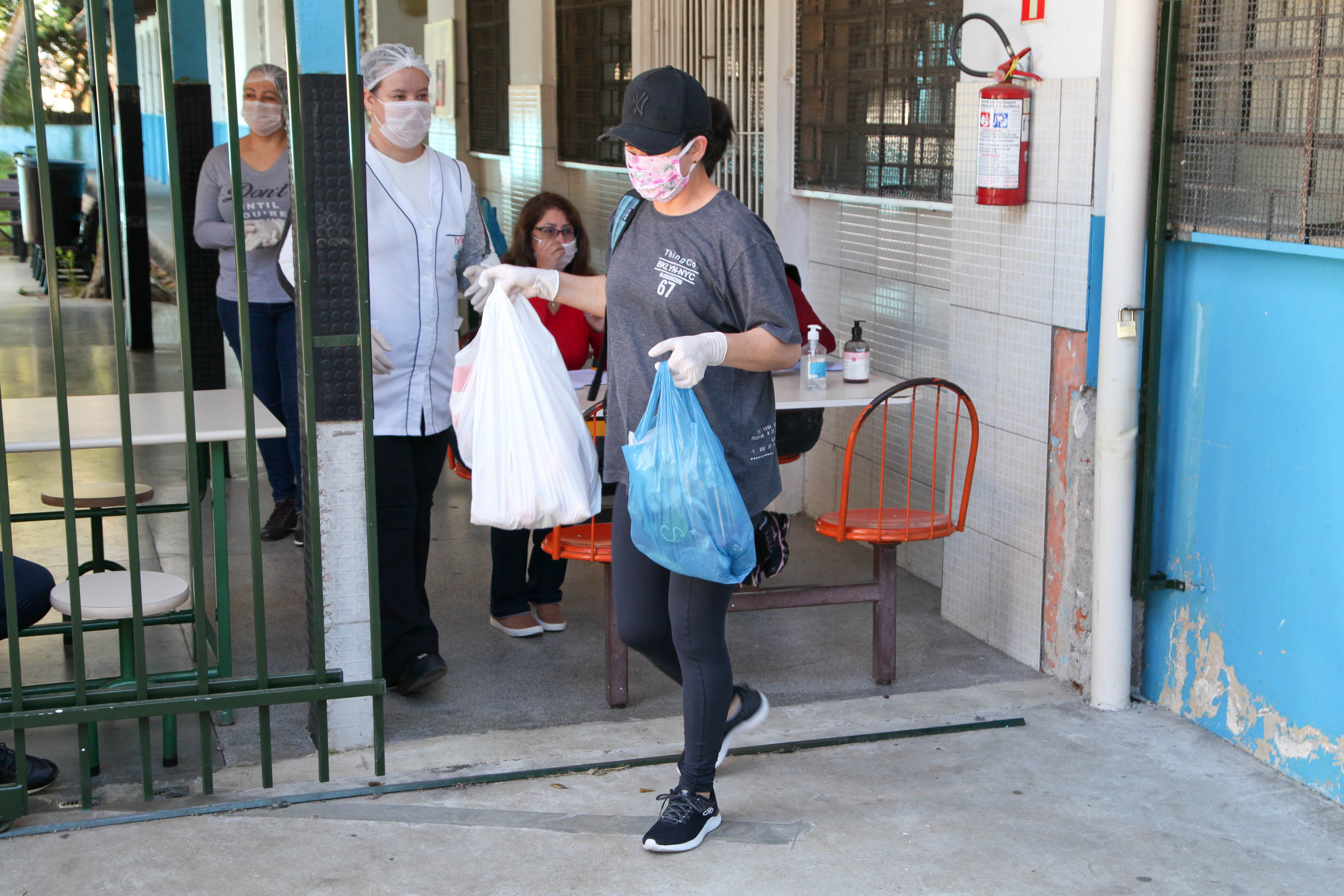 Colégio Estadual Brasílio Vicente de Castro faz entrega de kits da merenda escolar.Foto: Ari Dias/AEN.