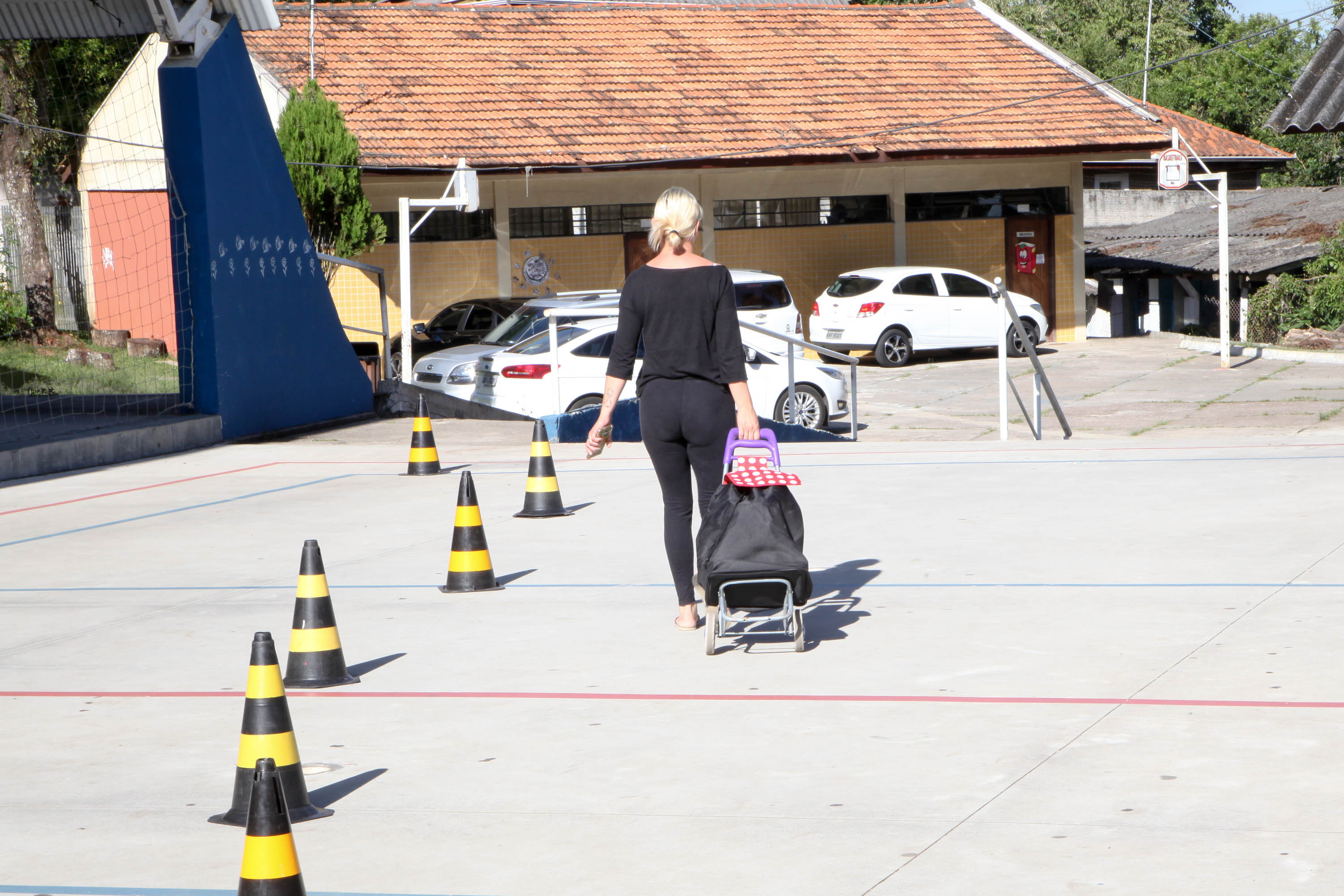 Colégio Estadual Brasílio Vicente de Castro faz entrega de kits da merenda escolar.Foto: Ari Dias/AEN.
