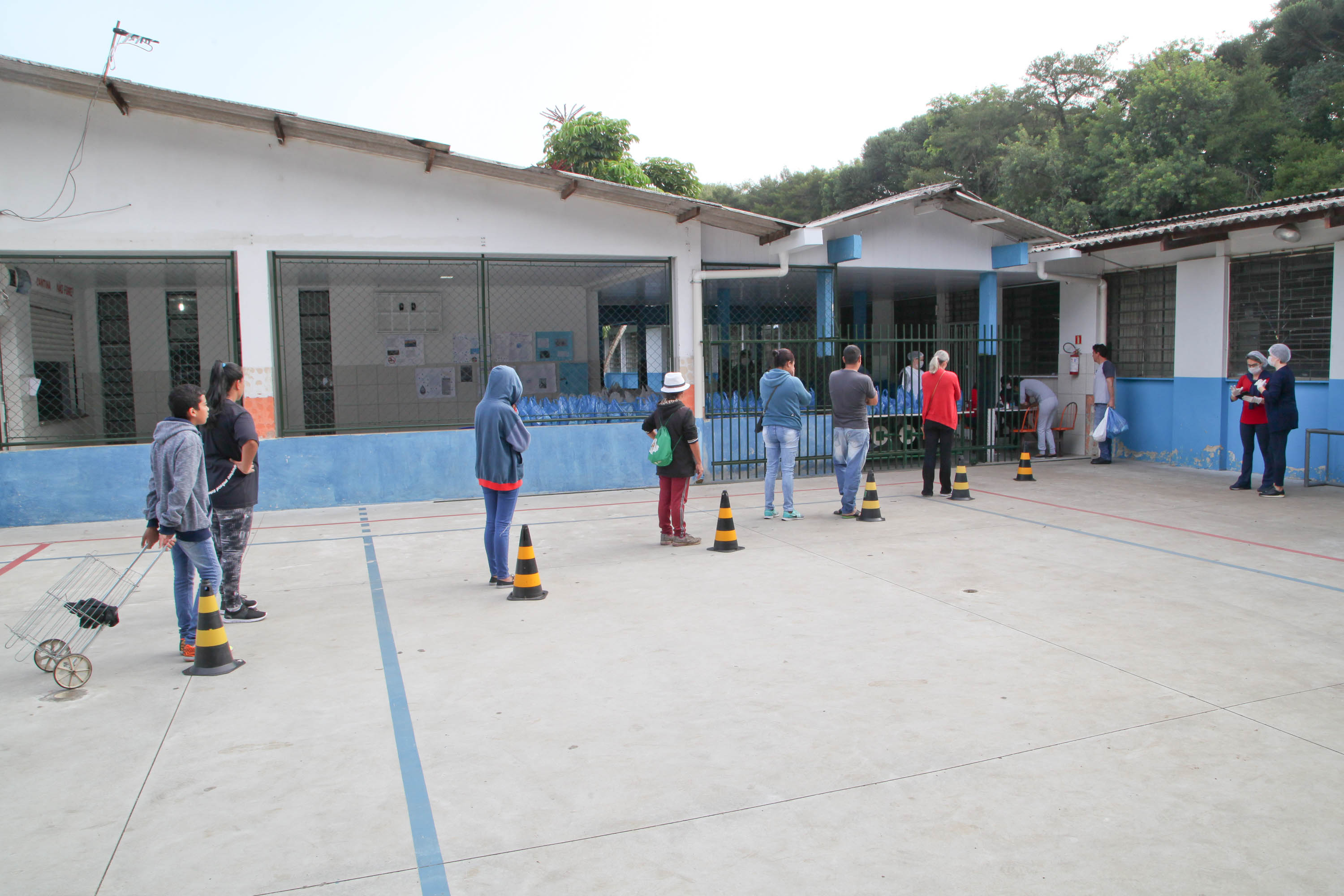 Colégio Estadual Brasílio Vicente de Castro faz entrega de kits da merenda escolar.Foto: Ari Dias/AEN.