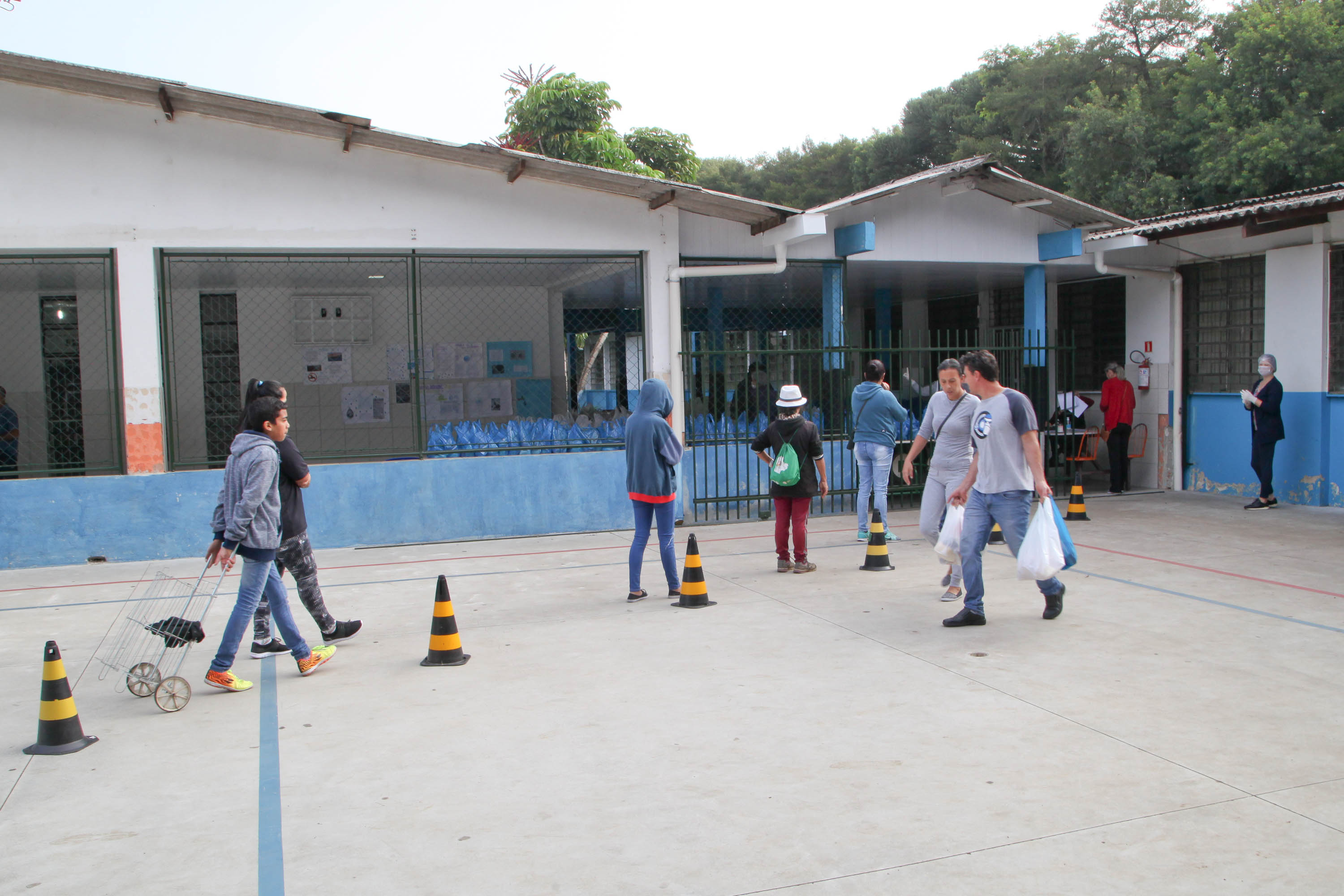 Colégio Estadual Brasílio Vicente de Castro faz entrega de kits da merenda escolar.Foto: Ari Dias/AEN.