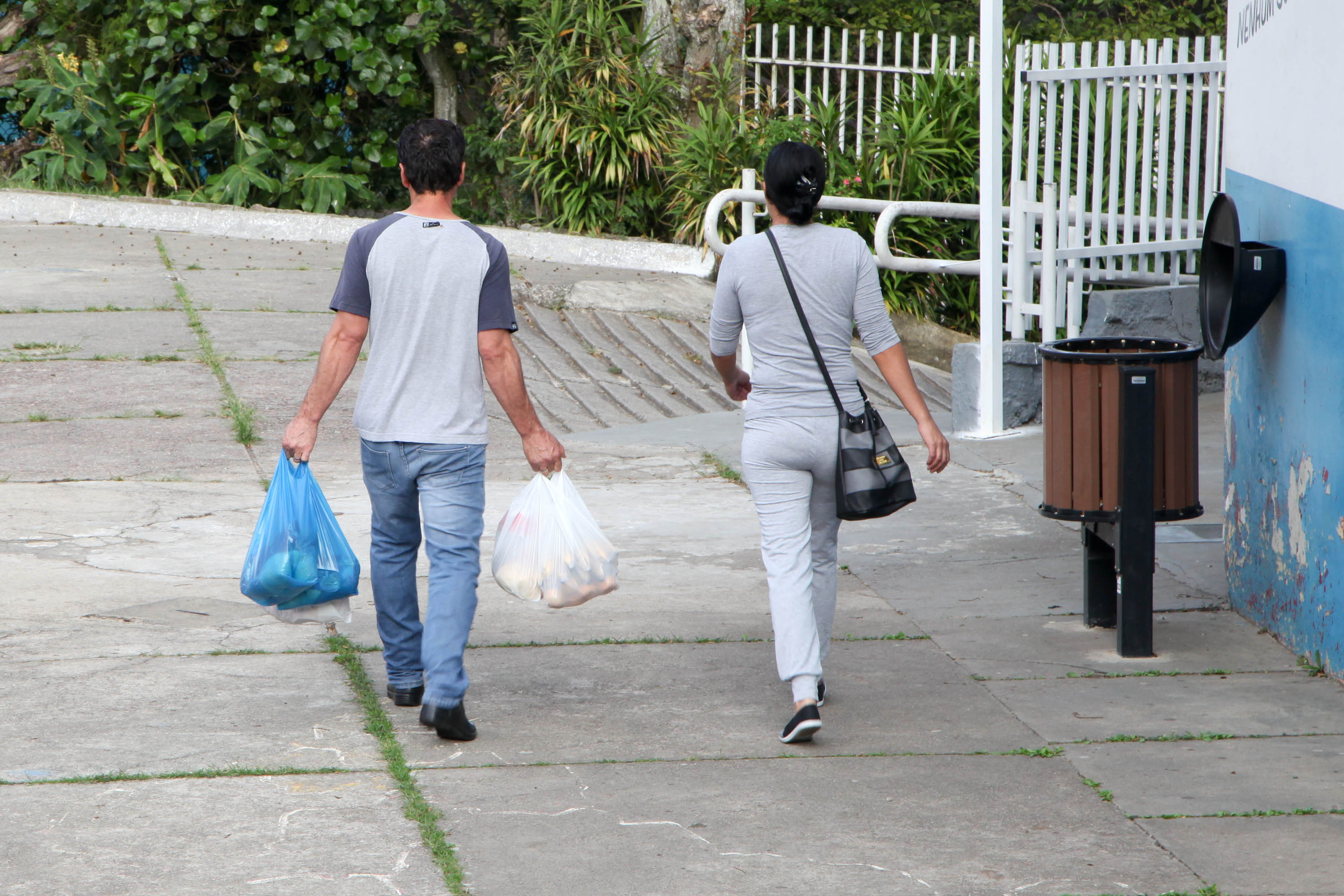 Colégio Estadual Brasílio Vicente de Castro faz entrega de kits da merenda escolar.Foto: Ari Dias/AEN.