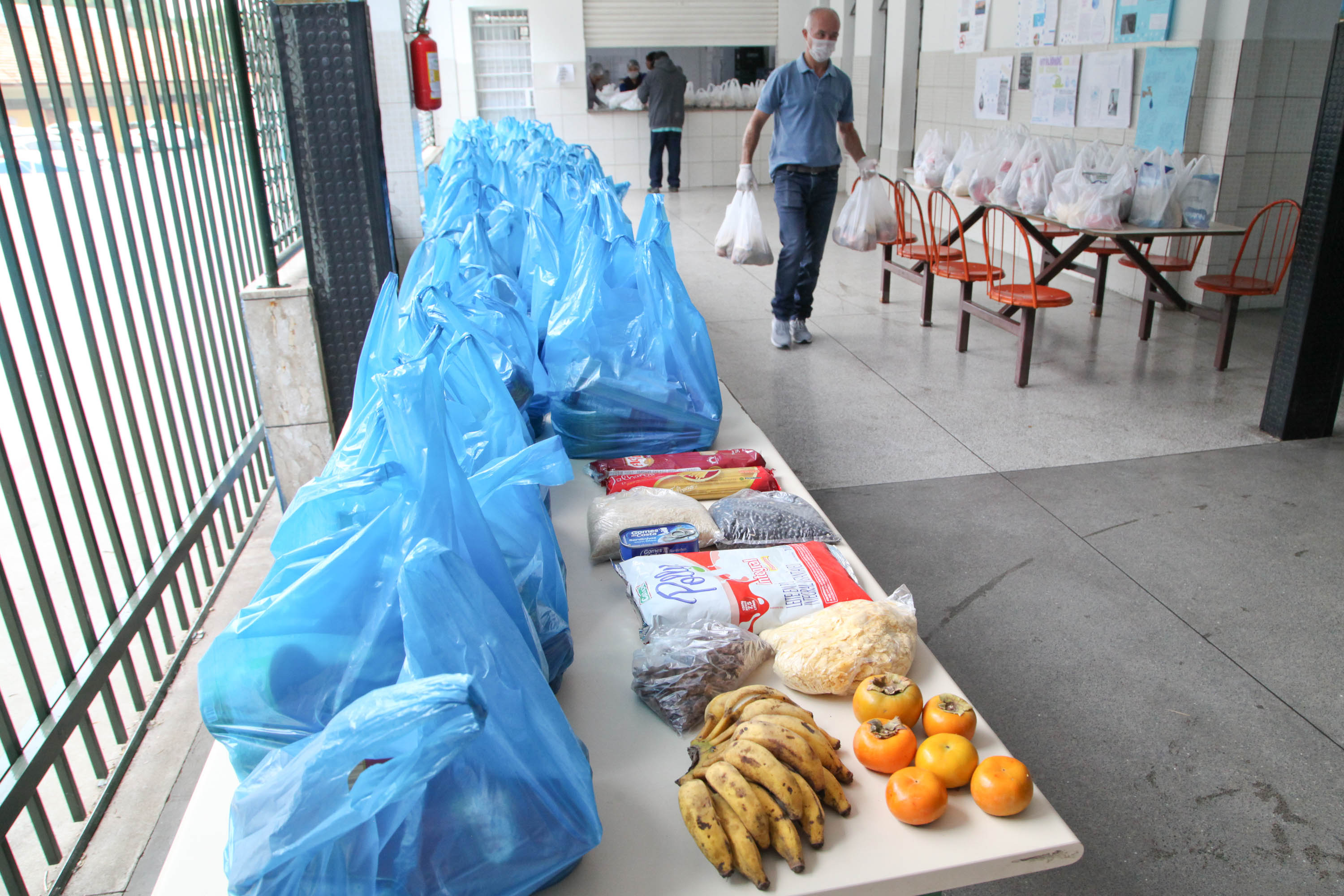 Colégio Estadual Brasílio Vicente de Castro faz entrega de kits da merenda escolar.Foto: Ari Dias/AEN.