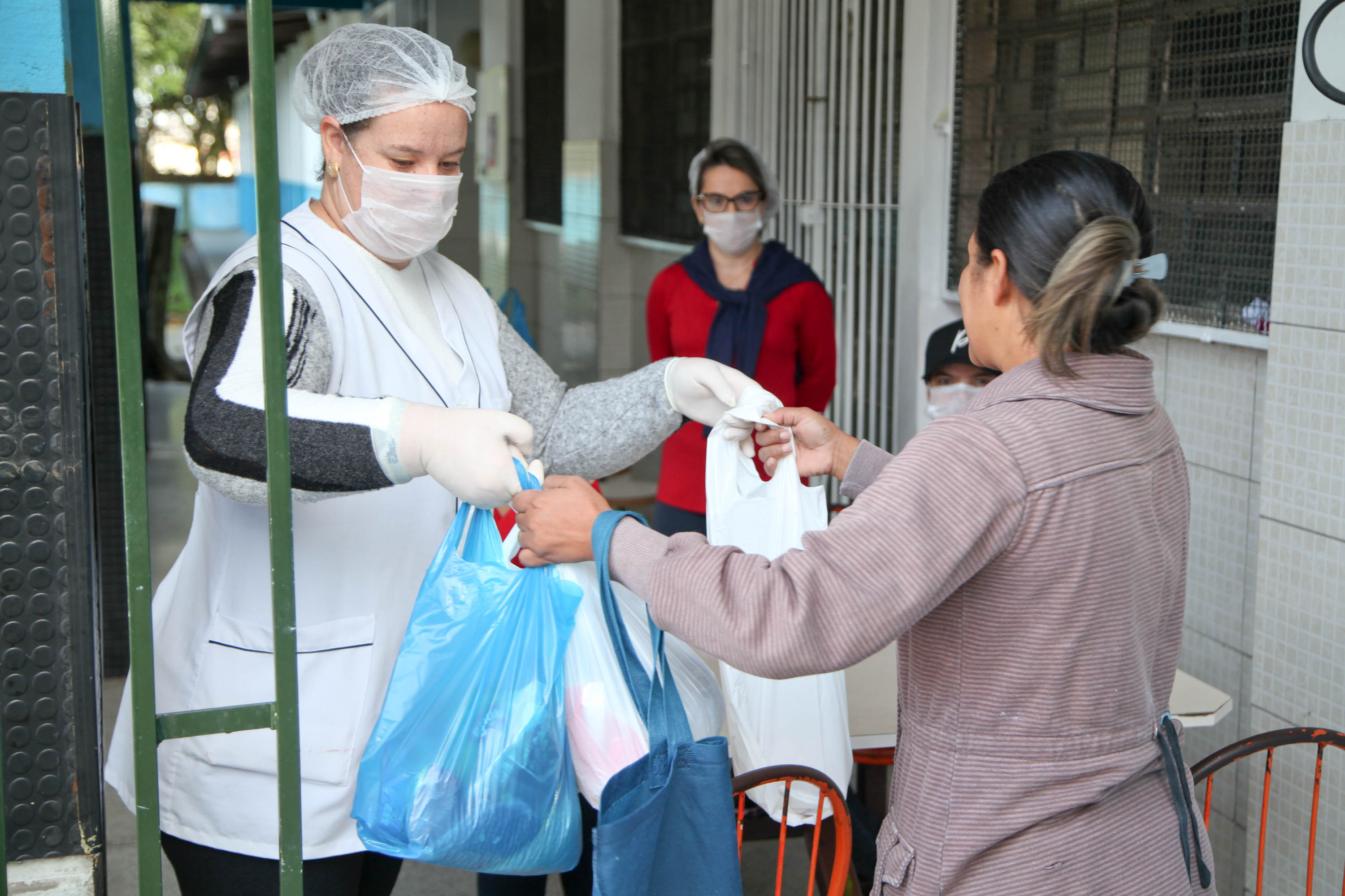 Colégio Estadual Brasílio Vicente de Castro faz entrega de kits da merenda escolar.Foto: Ari Dias/AEN.
