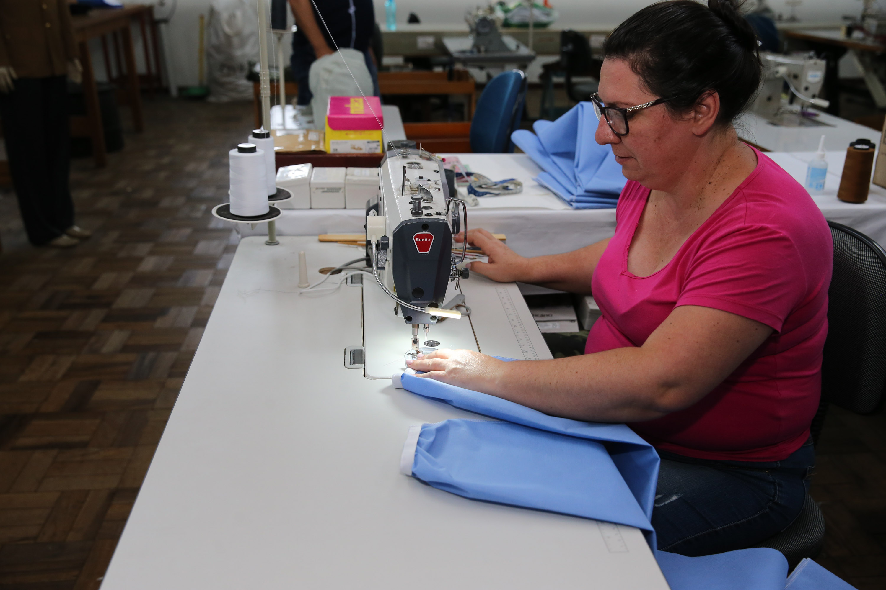 Produção de uniformes e máscaras pela Associação da Vila Militar do Paraná Confecções.   Curitiba, 27/03/2020 - Foto: Geraldo Bubniak/AEN