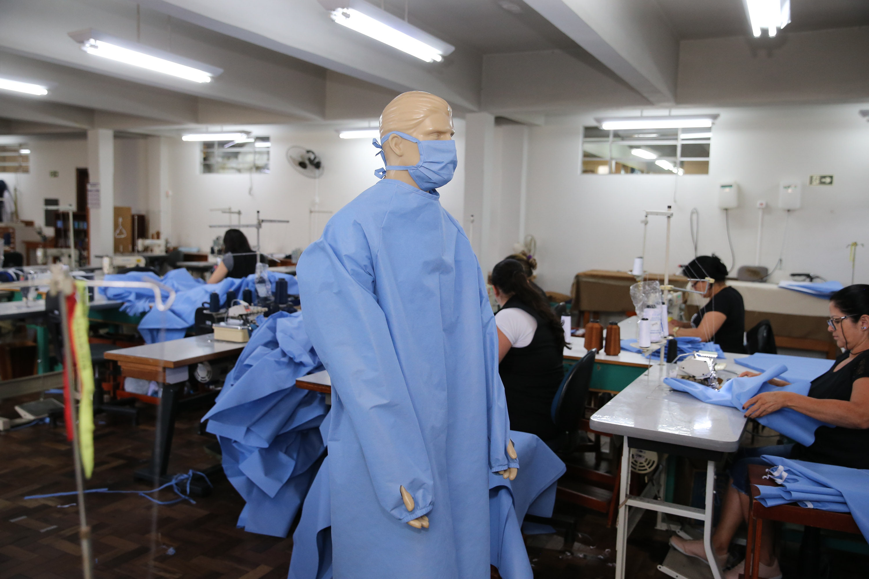 Produção de uniformes e máscaras pela Associação da Vila Militar do Paraná Confecções.   Curitiba, 27/03/2020 - Foto: Geraldo Bubniak/AEN