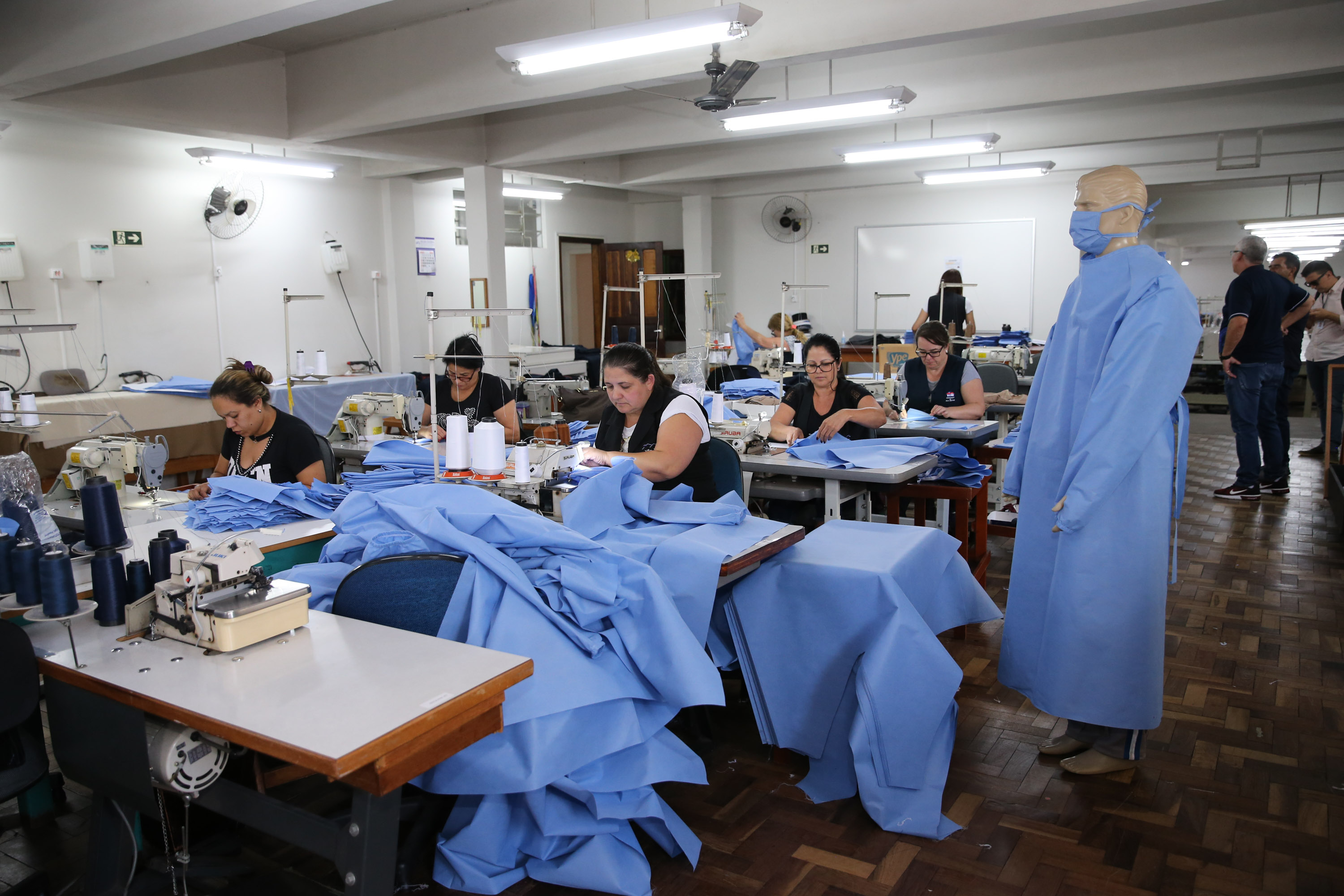 Produção de uniformes e máscaras pela Associação da Vila Militar do Paraná Confecções.   Curitiba, 27/03/2020 - Foto: Geraldo Bubniak/AEN