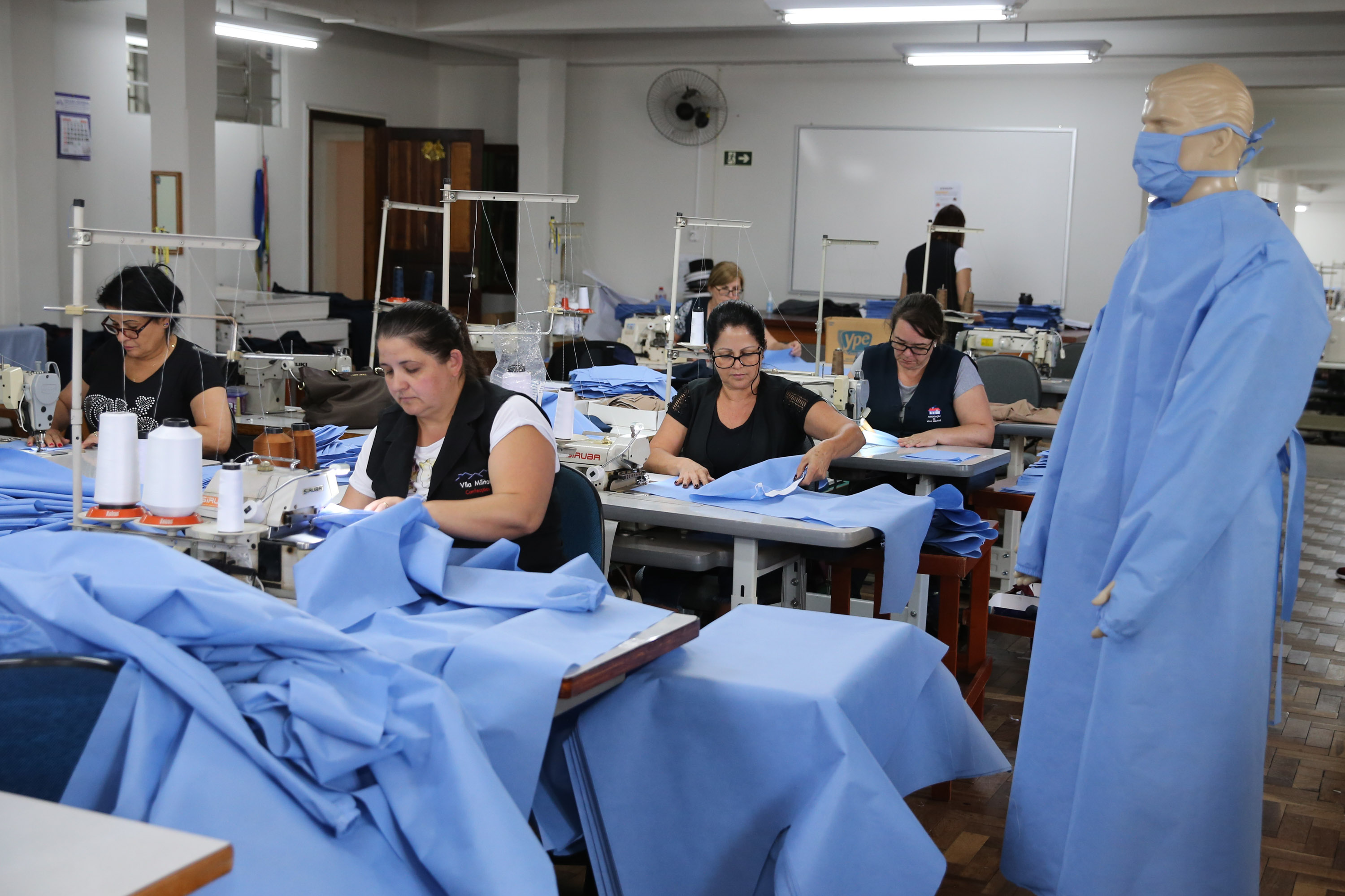 Produção de uniformes e máscaras pela Associação da Vila Militar do Paraná Confecções.   Curitiba, 27/03/2020 - Foto: Geraldo Bubniak/AEN