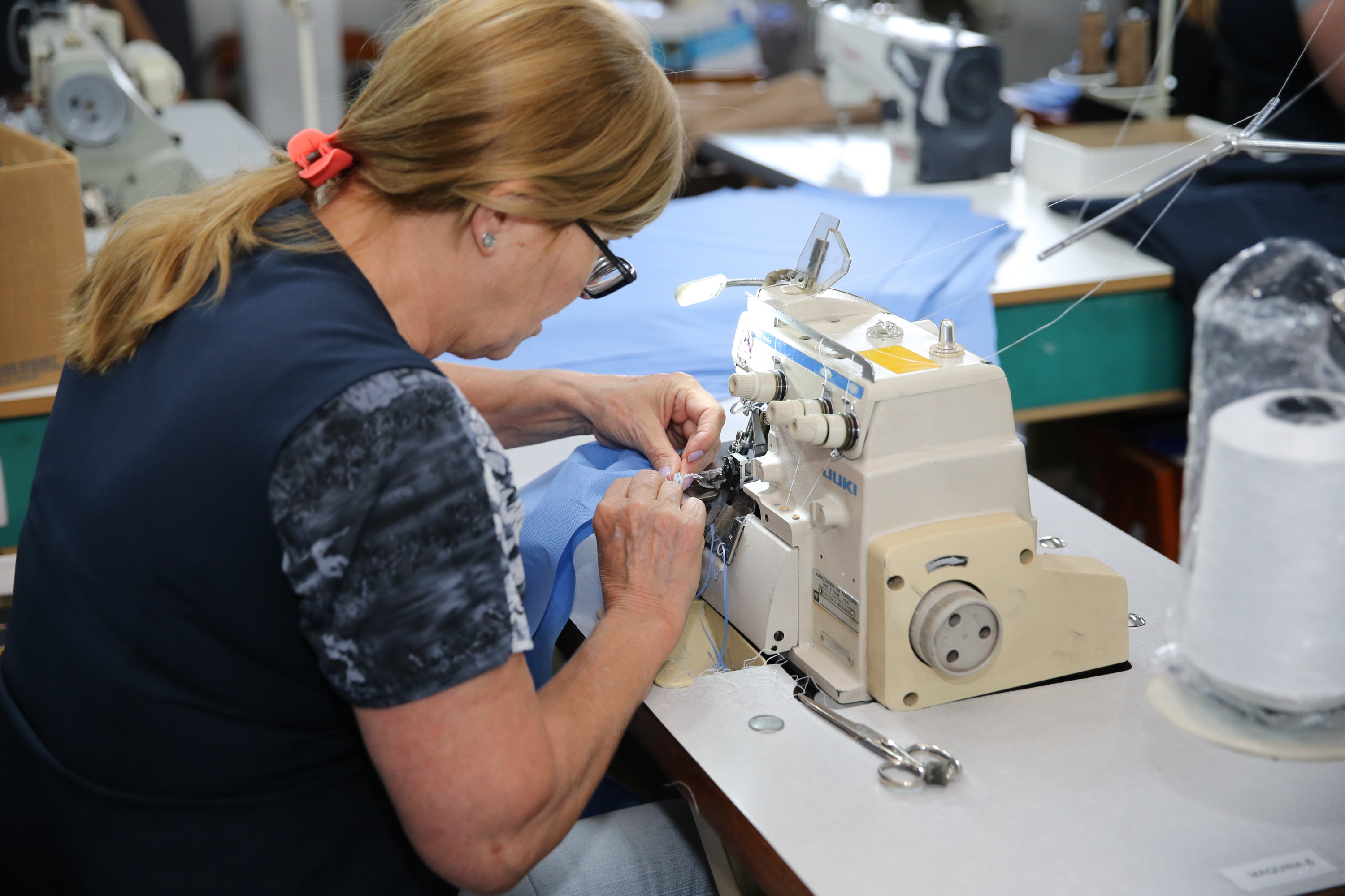 Produção de uniformes e máscaras pela Associação da Vila Militar do Paraná Confecções.   Curitiba, 27/03/2020 - Foto: Geraldo Bubniak/AEN
