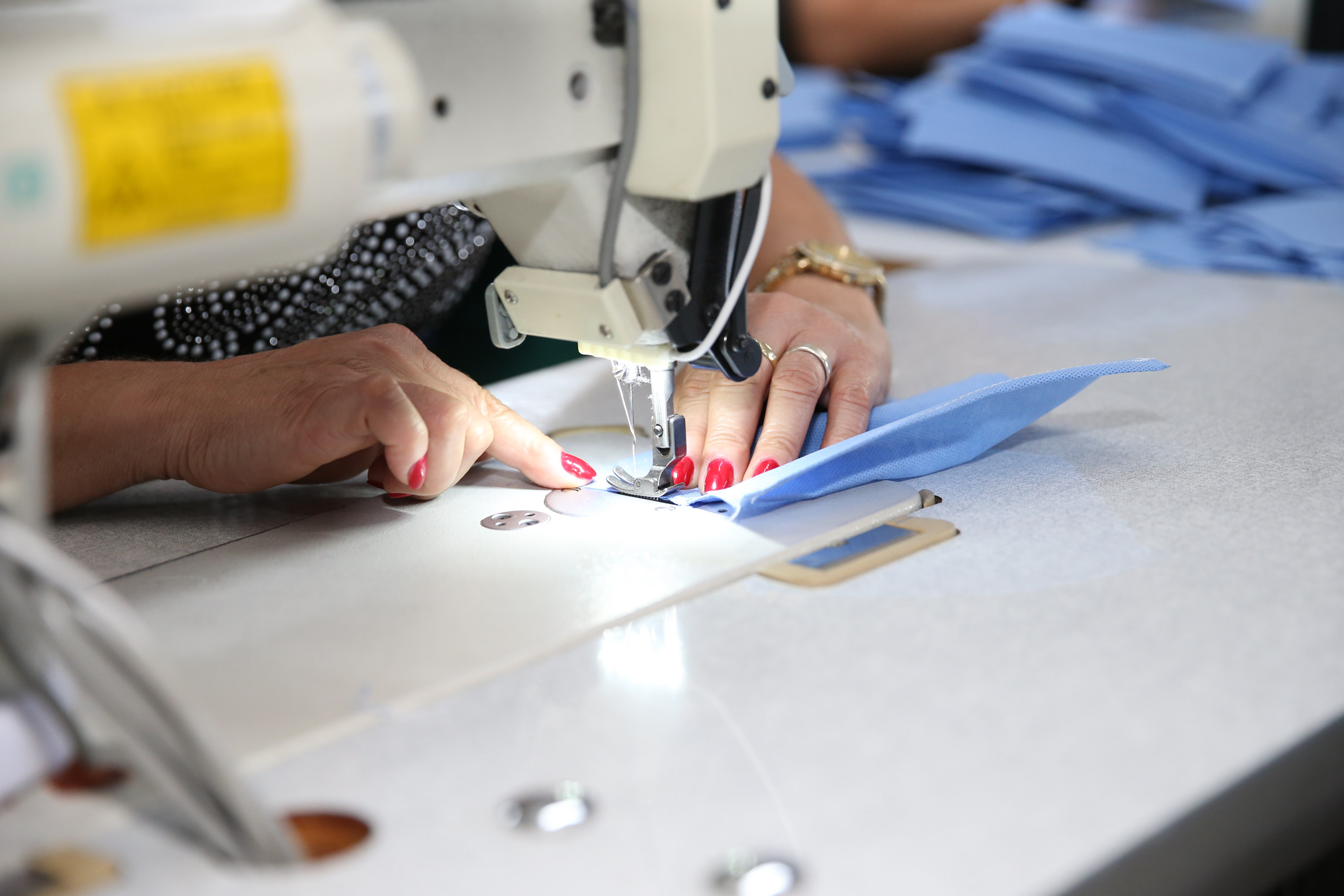 Produção de uniformes e máscaras pela Associação da Vila Militar do Paraná Confecções.   Curitiba, 27/03/2020 - Foto: Geraldo Bubniak/AEN