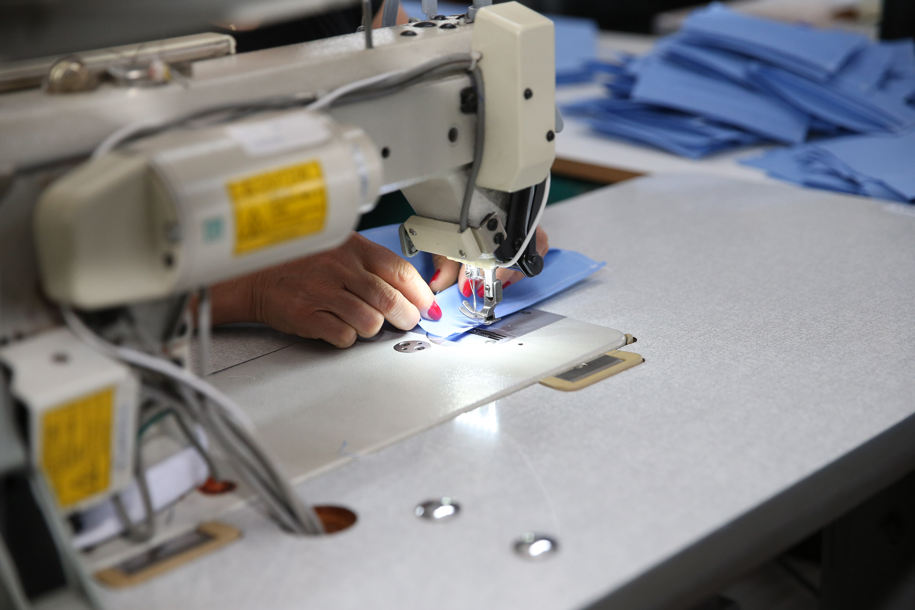 Produção de uniformes e máscaras pela Associação da Vila Militar do Paraná Confecções.   Curitiba, 27/03/2020 - Foto: Geraldo Bubniak/AEN