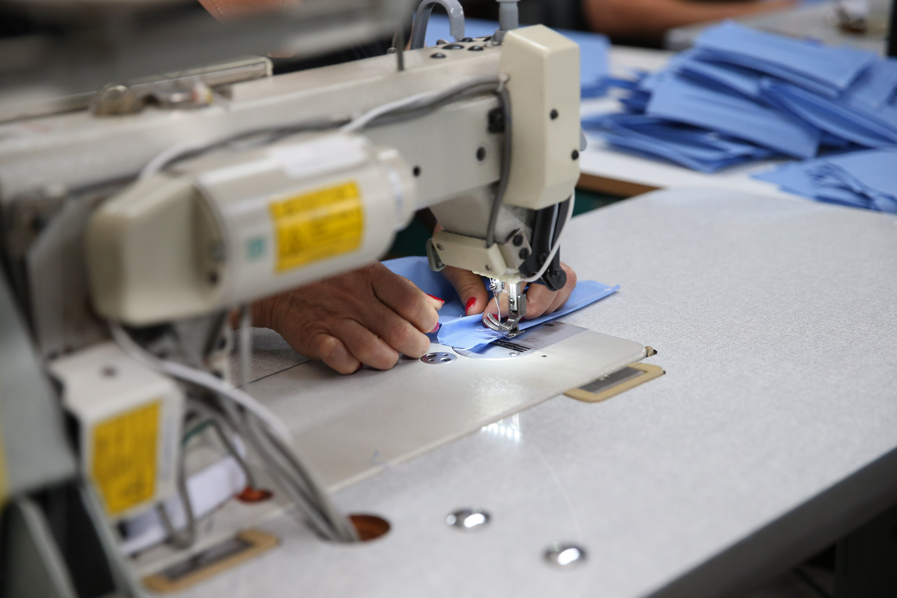 Produção de uniformes e máscaras pela Associação da Vila Militar do Paraná Confecções.   Curitiba, 27/03/2020 - Foto: Geraldo Bubniak/AEN