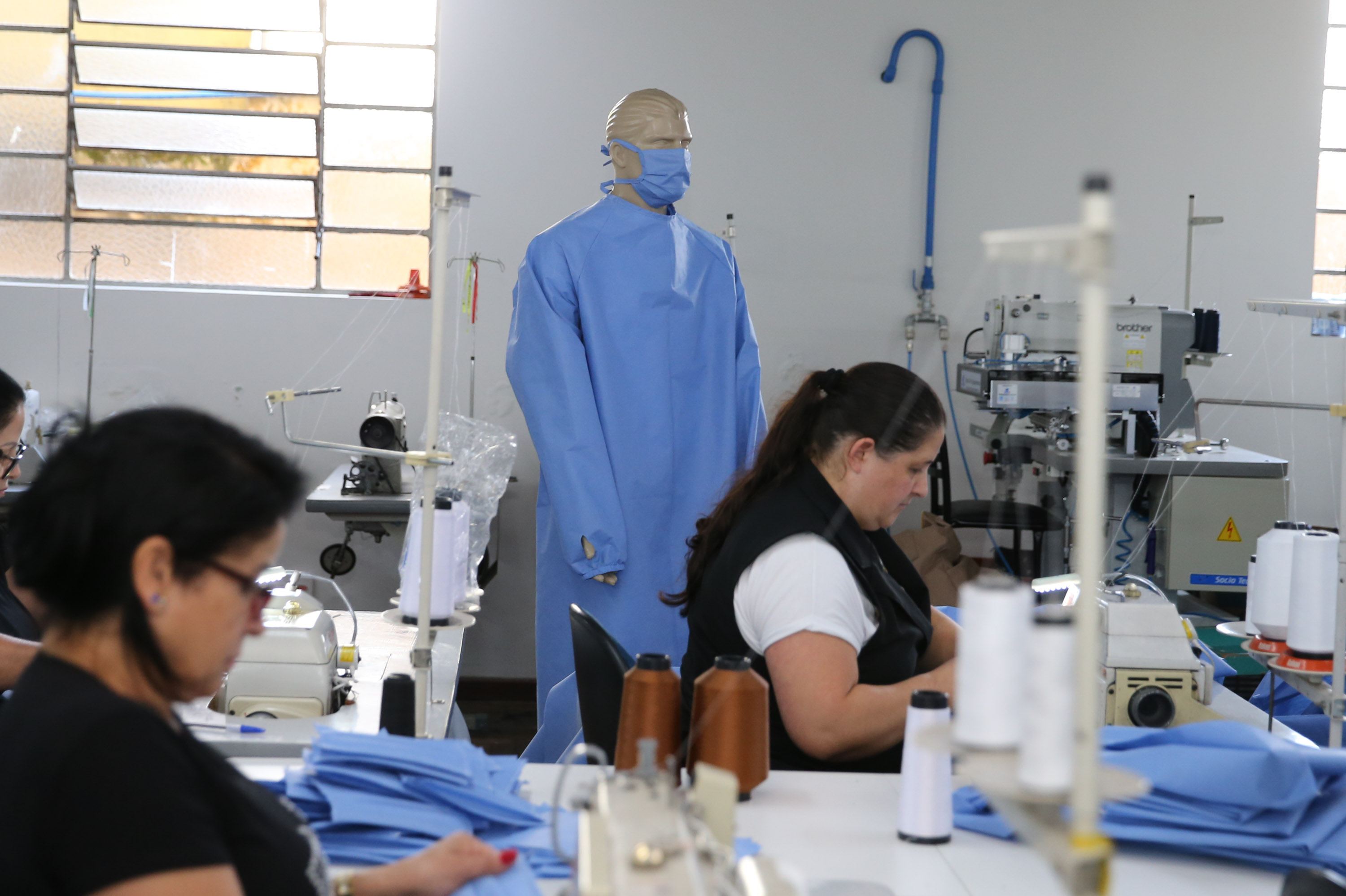 Produção de uniformes e máscaras pela Associação da Vila Militar do Paraná Confecções.   Curitiba, 27/03/2020 - Foto: Geraldo Bubniak/AEN