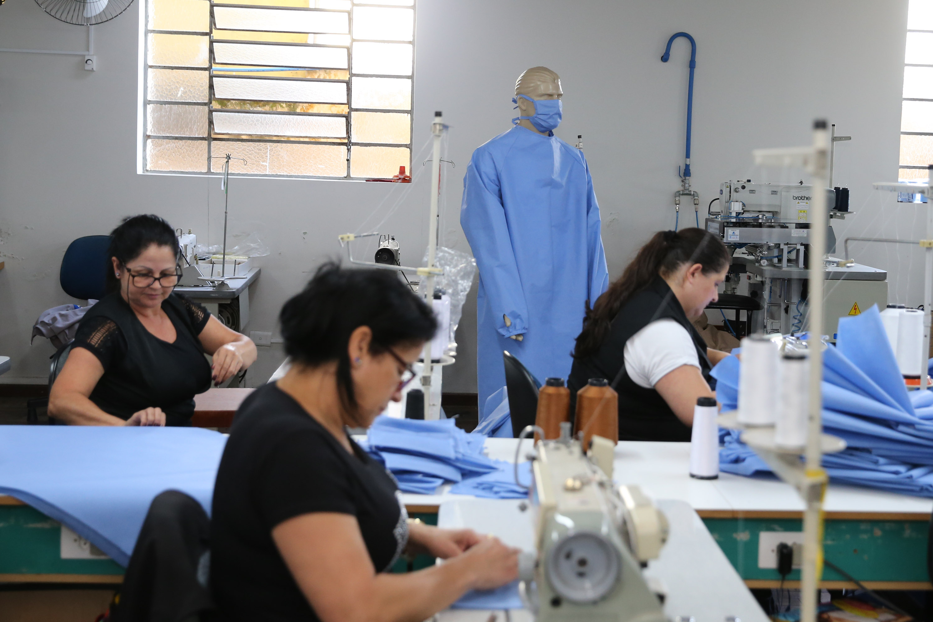 Produção de uniformes e máscaras pela Associação da Vila Militar do Paraná Confecções.   Curitiba, 27/03/2020 - Foto: Geraldo Bubniak/AEN