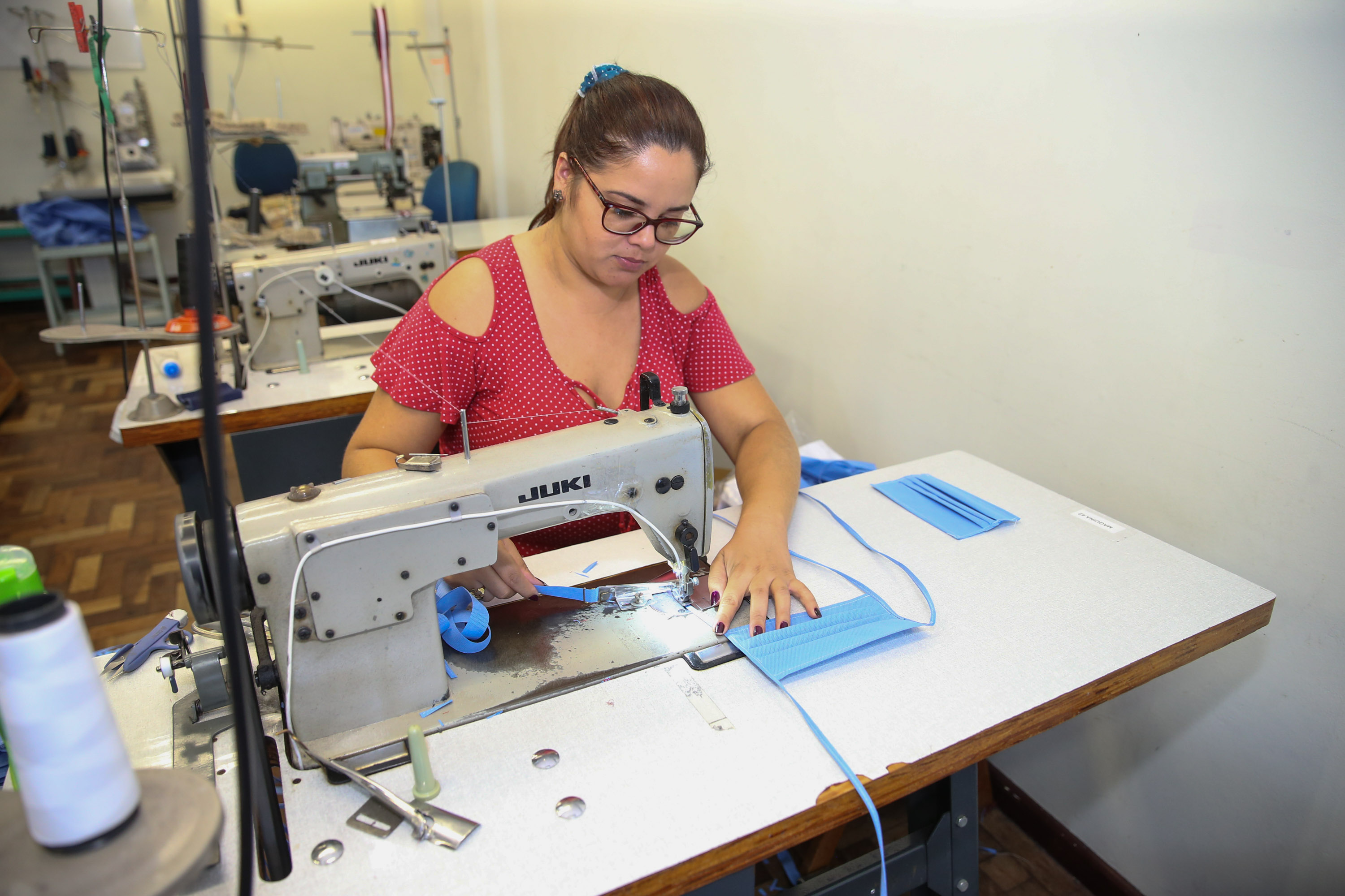 Produção de uniformes e máscaras pela Associação da Vila Militar do Paraná Confecções.   Curitiba, 27/03/2020 - Foto: Geraldo Bubniak/AEN