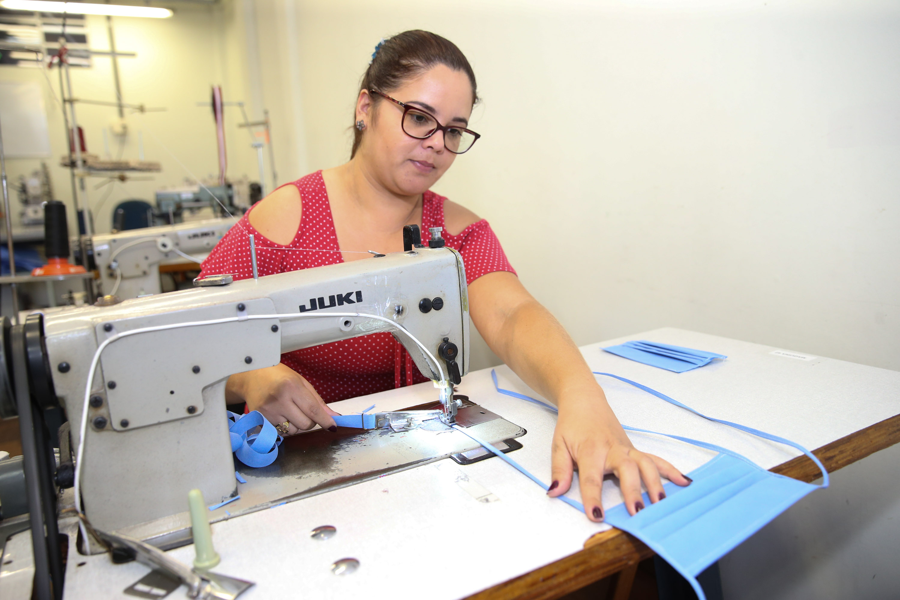 Produção de uniformes e máscaras pela Associação da Vila Militar do Paraná Confecções.   Curitiba, 27/03/2020 - Foto: Geraldo Bubniak/AEN